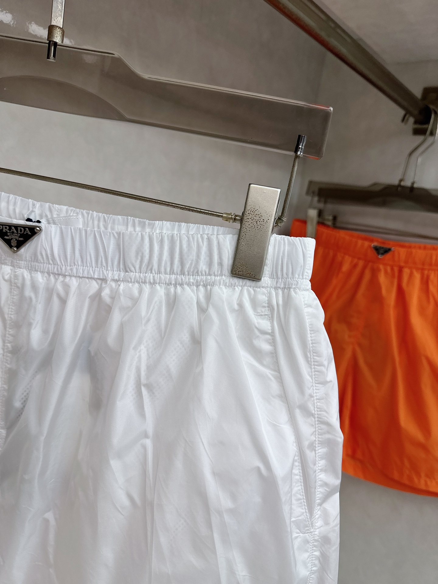  普拉达 2025夏季新款休闲短裤！官网同步发售。品牌经典LOGO休闲裤 ，定制面料，舒适度极好，手触感