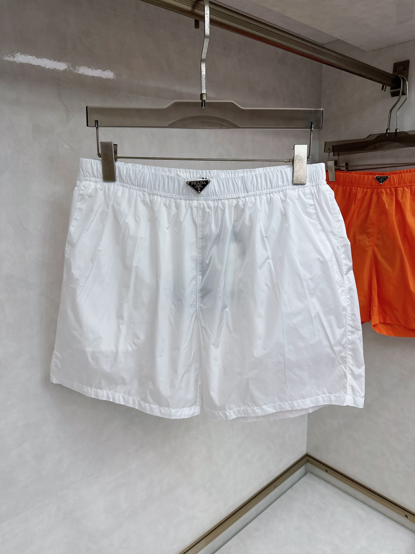  普拉达 2025夏季新款休闲短裤！官网同步发售。品牌经典LOGO休闲裤 ，定制面料，舒适度极好，手触感