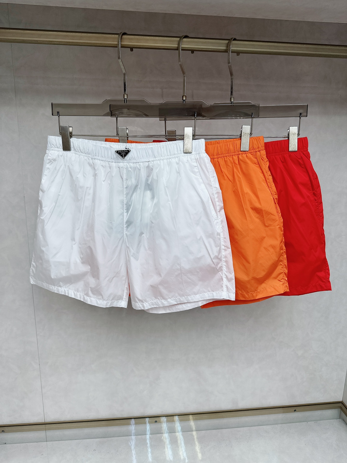  普拉达 2025夏季新款休闲短裤！官网同步发售。品牌经典LOGO休闲裤 ，定制面料，舒适度极好，手触感