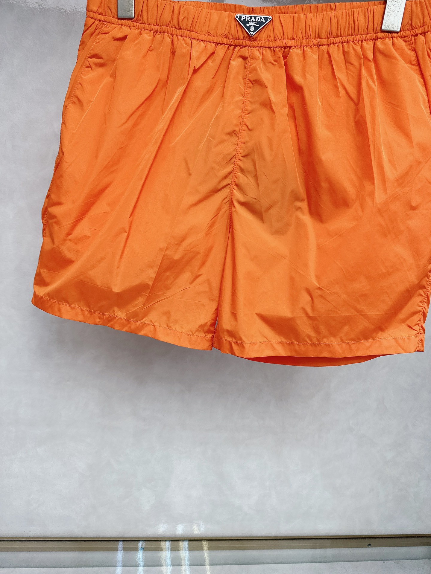  普拉达 2025夏季新款休闲短裤！官网同步发售。品牌经典LOGO休闲裤 ，定制面料，舒适度极好，手触感