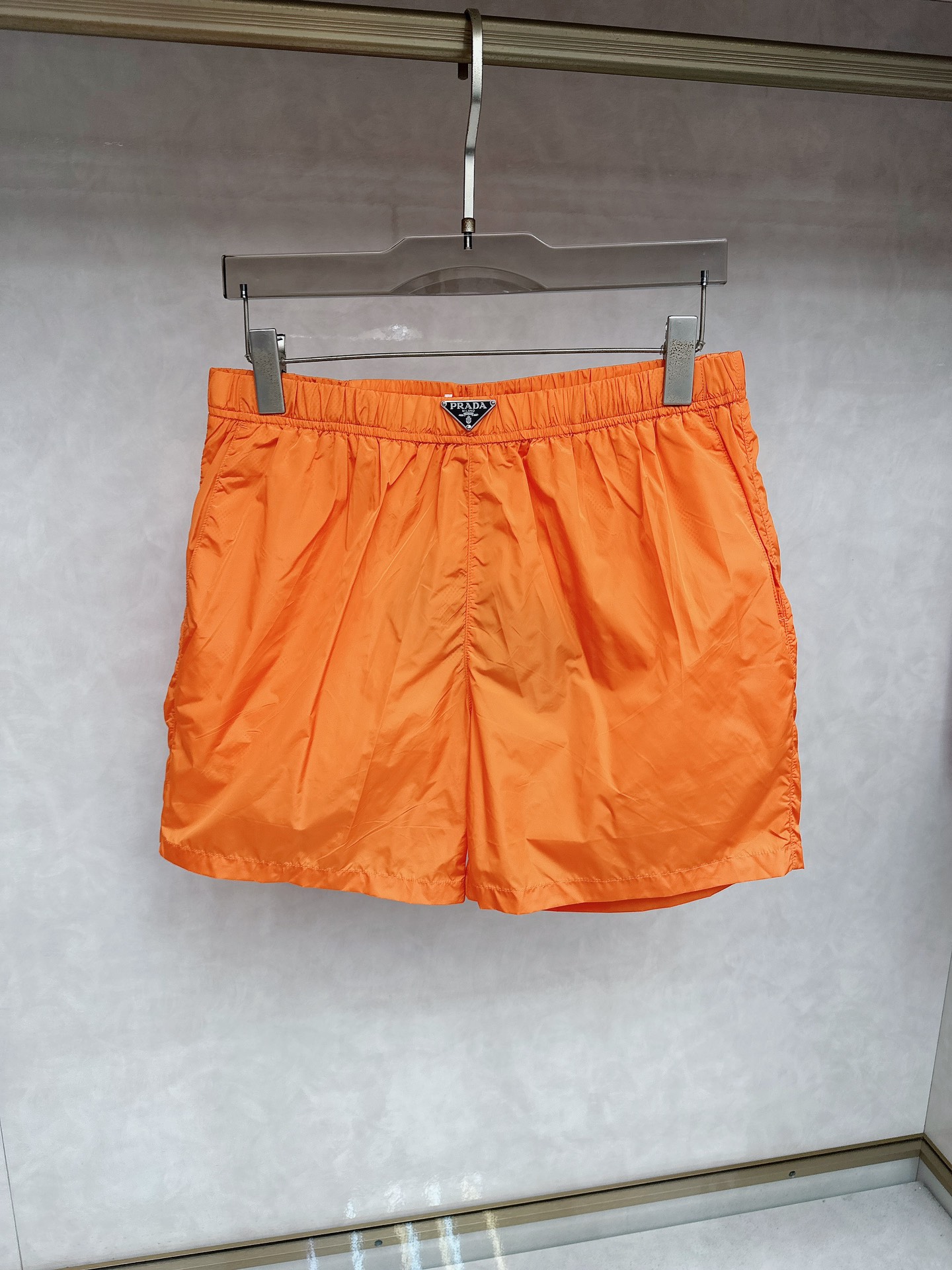  普拉达 2025夏季新款休闲短裤！官网同步发售。品牌经典LOGO休闲裤 ，定制面料，舒适度极好，手触感