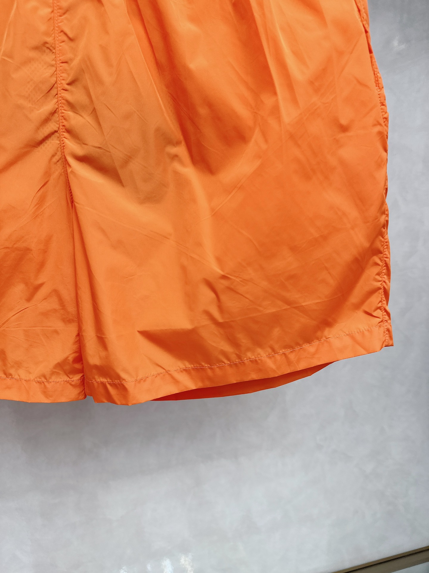  普拉达 2025夏季新款休闲短裤！官网同步发售。品牌经典LOGO休闲裤 ，定制面料，舒适度极好，手触感