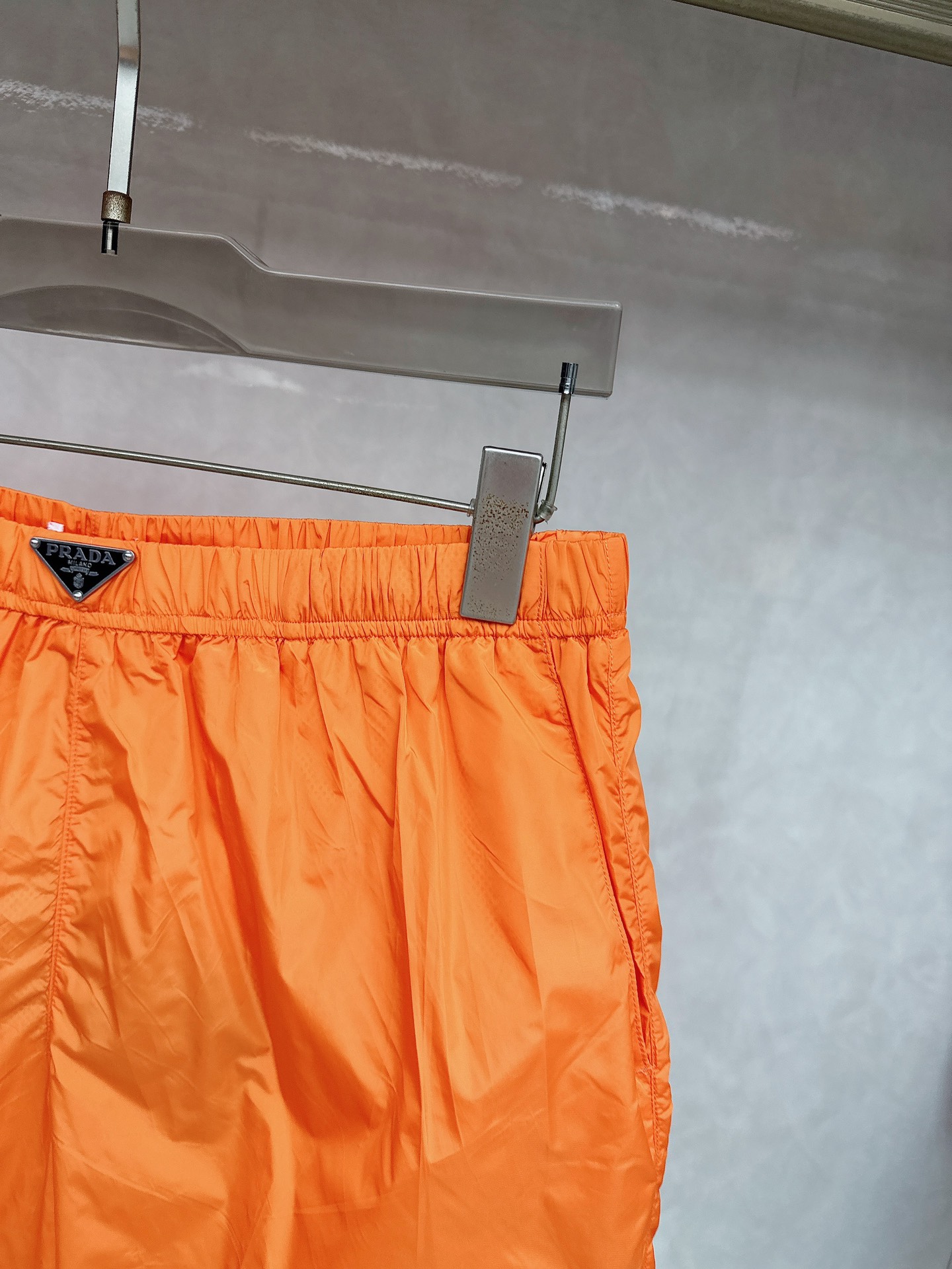  普拉达 2025夏季新款休闲短裤！官网同步发售。品牌经典LOGO休闲裤 ，定制面料，舒适度极好，手触感