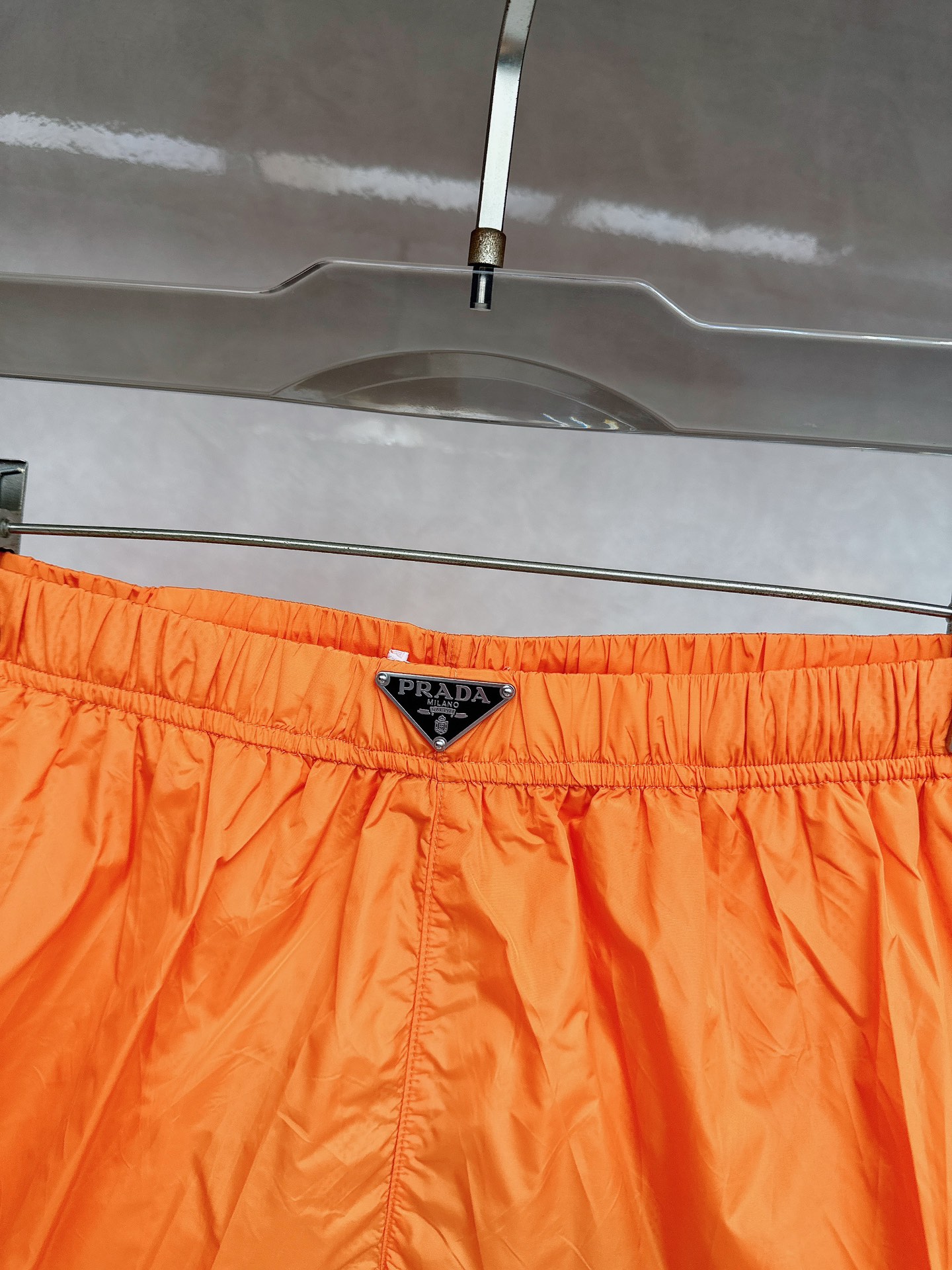  普拉达 2025夏季新款休闲短裤！官网同步发售。品牌经典LOGO休闲裤 ，定制面料，舒适度极好，手触感