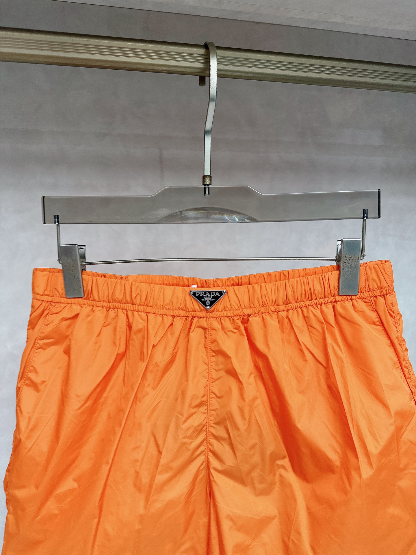  普拉达 2025夏季新款休闲短裤！官网同步发售。品牌经典LOGO休闲裤 ，定制面料，舒适度极好，手触感