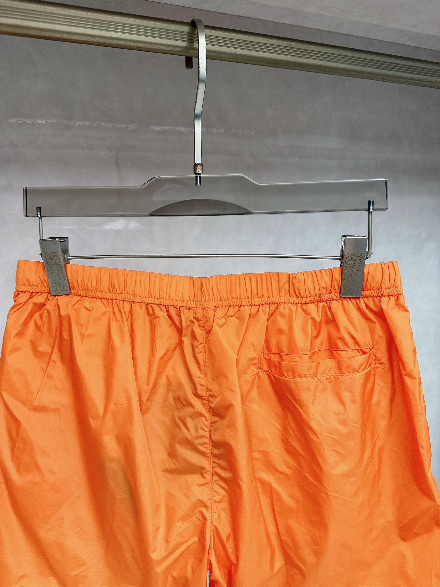  普拉达 2025夏季新款休闲短裤！官网同步发售。品牌经典LOGO休闲裤 ，定制面料，舒适度极好，手触感