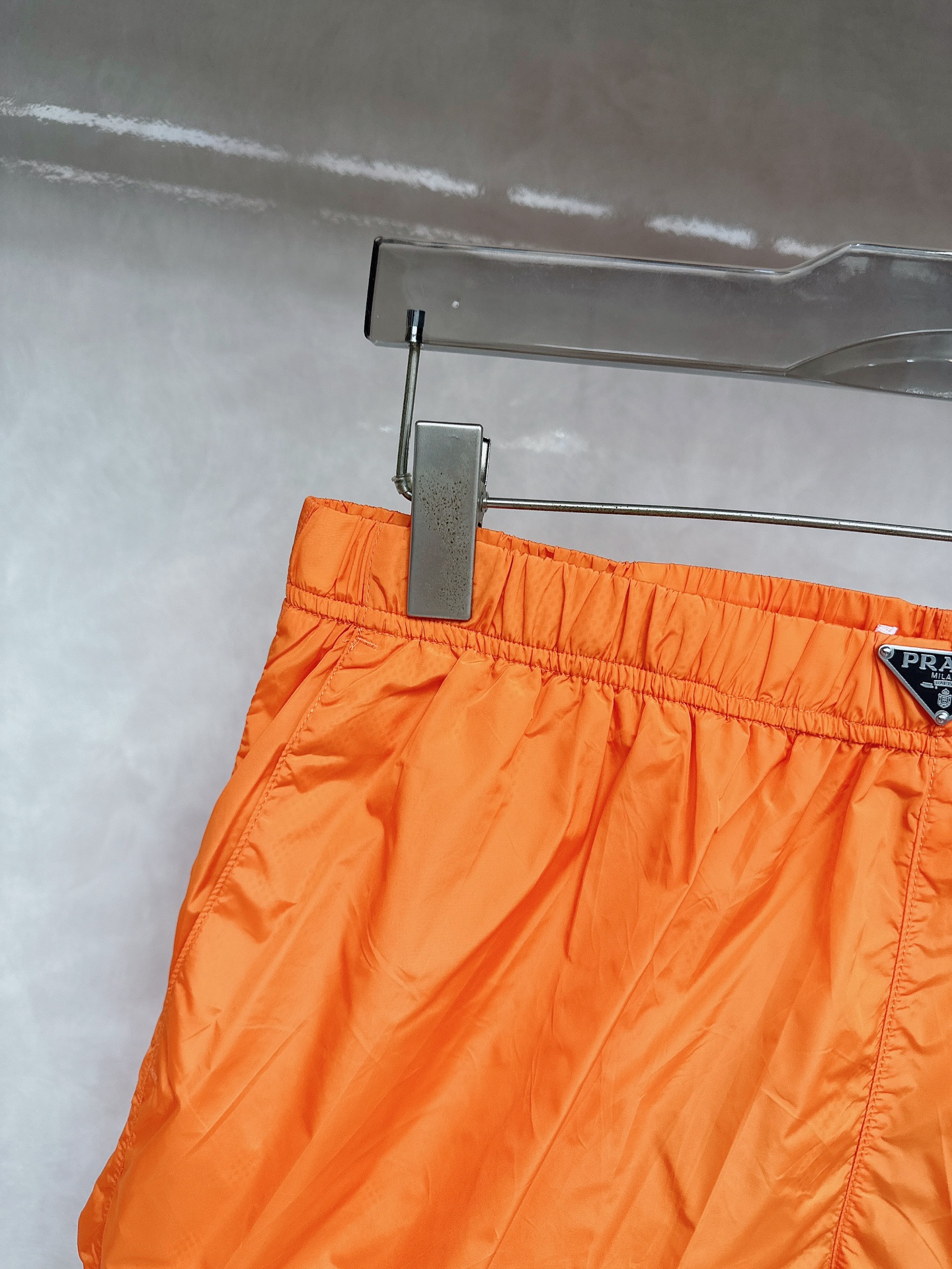  普拉达 2025夏季新款休闲短裤！官网同步发售。品牌经典LOGO休闲裤 ，定制面料，舒适度极好，手触感