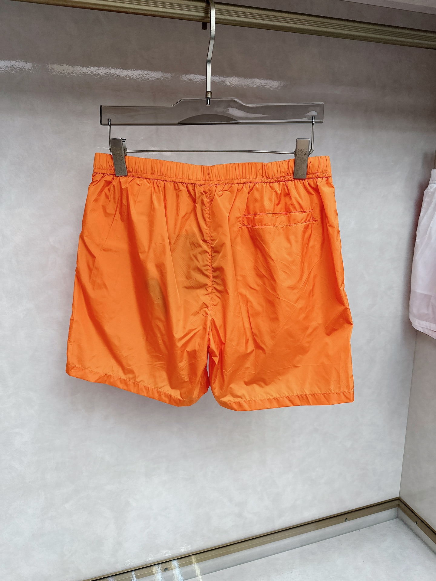  普拉达 2025夏季新款休闲短裤！官网同步发售。品牌经典LOGO休闲裤 ，定制面料，舒适度极好，手触感