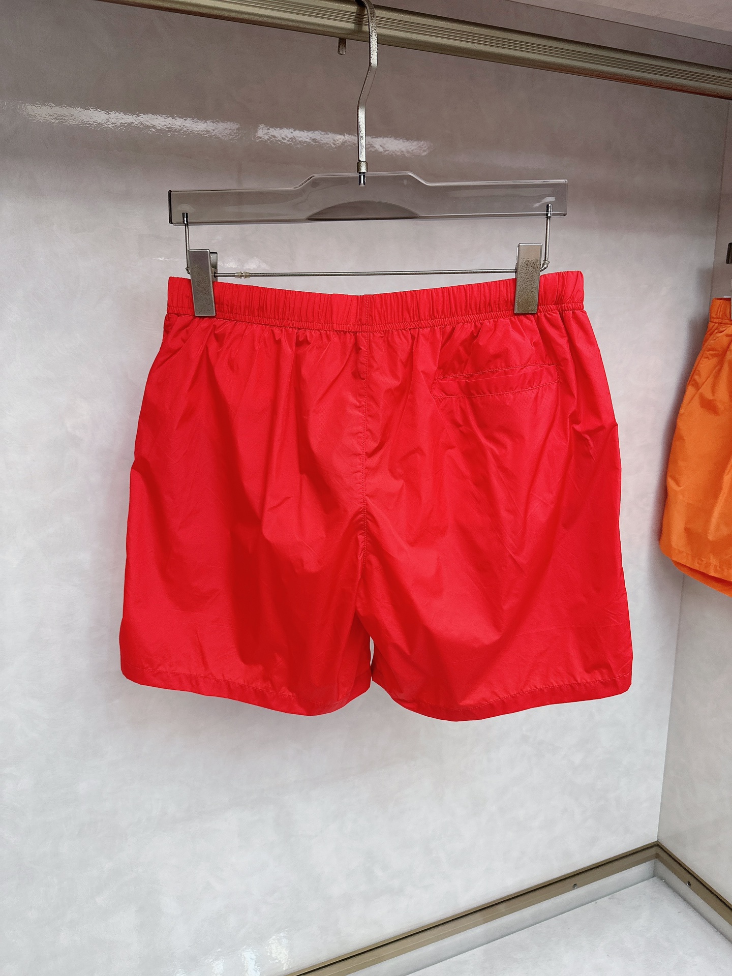  普拉达 2025夏季新款休闲短裤！官网同步发售。品牌经典LOGO休闲裤 ，定制面料，舒适度极好，手触感