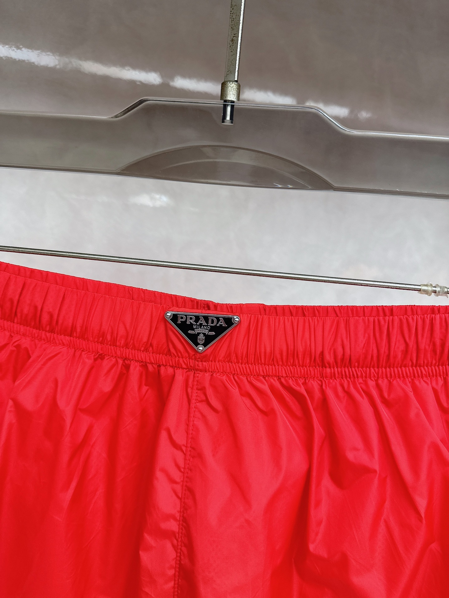  普拉达 2025夏季新款休闲短裤！官网同步发售。品牌经典LOGO休闲裤 ，定制面料，舒适度极好，手触感