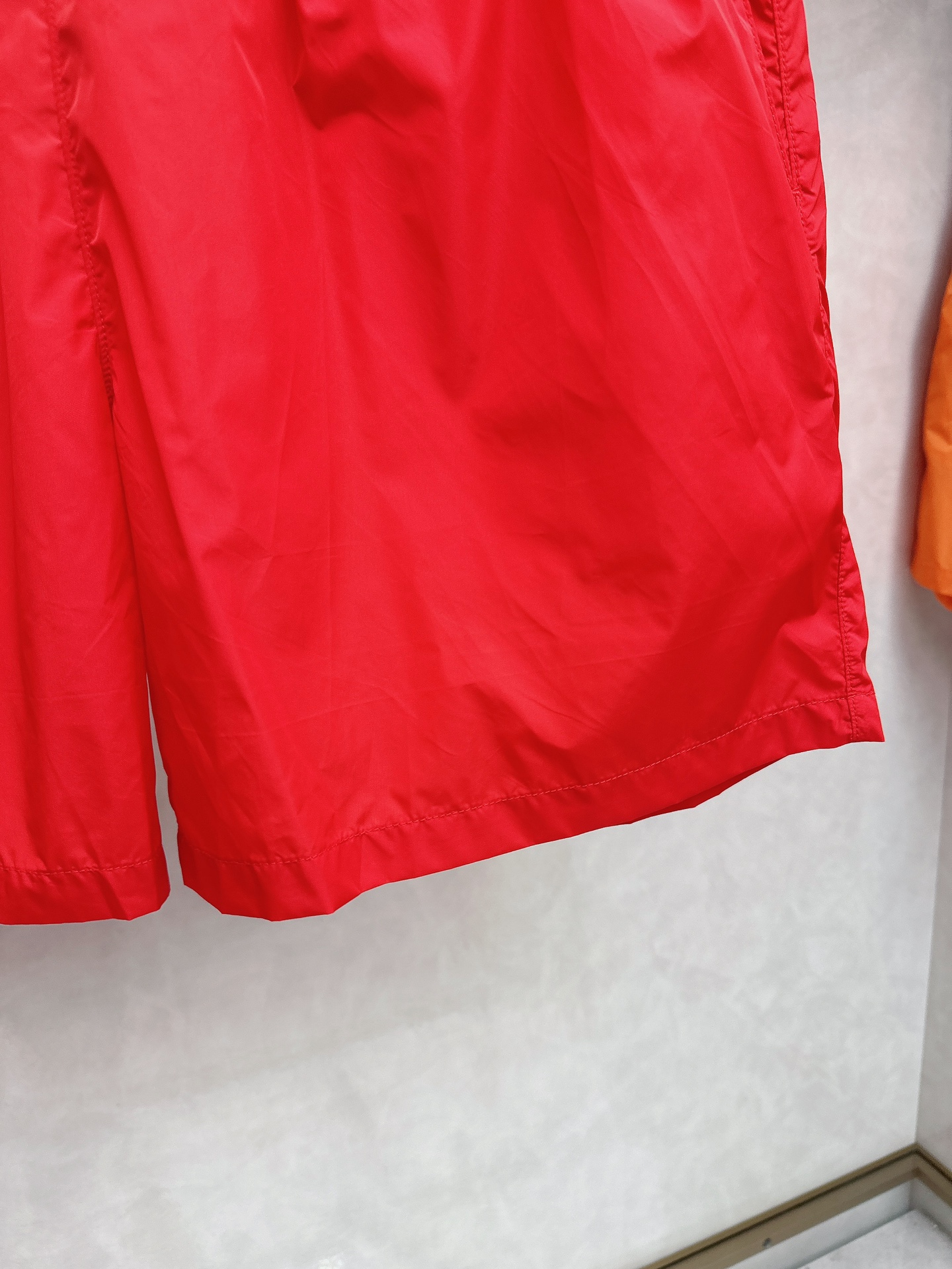  普拉达 2025夏季新款休闲短裤！官网同步发售。品牌经典LOGO休闲裤 ，定制面料，舒适度极好，手触感