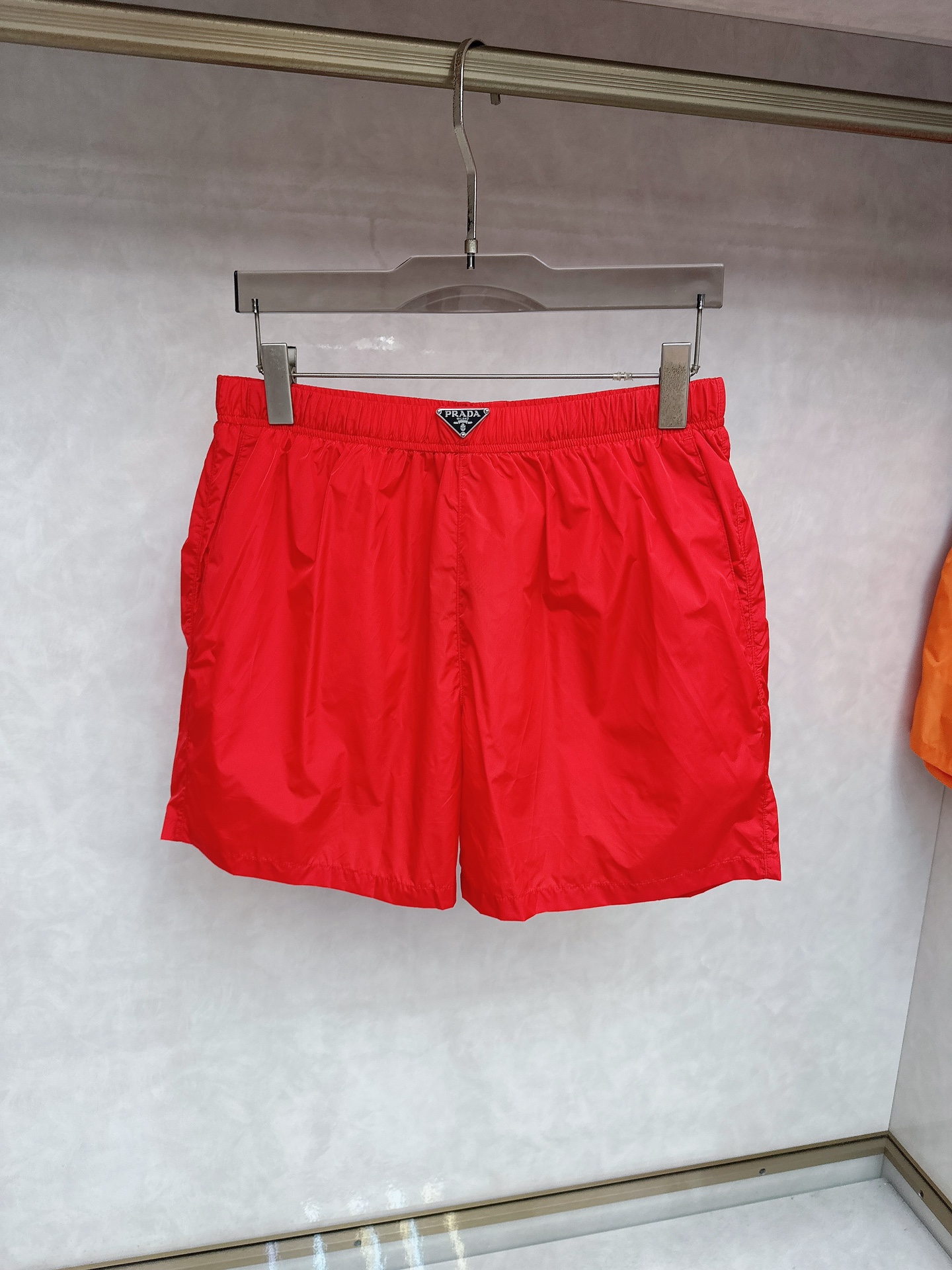  普拉达 2025夏季新款休闲短裤！官网同步发售。品牌经典LOGO休闲裤 ，定制面料，舒适度极好，手触感