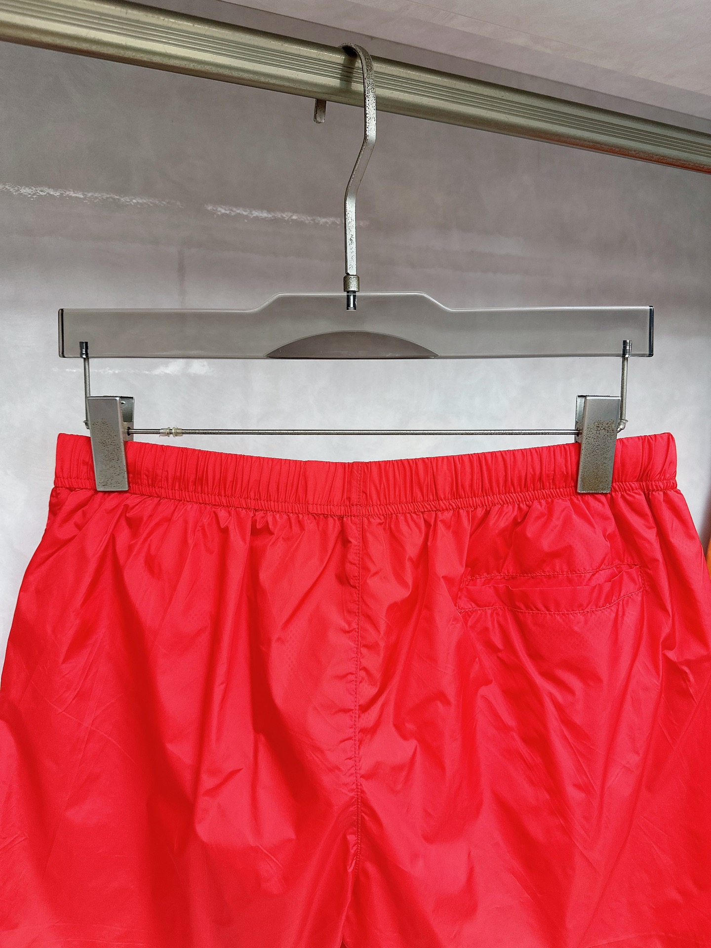  普拉达 2025夏季新款休闲短裤！官网同步发售。品牌经典LOGO休闲裤 ，定制面料，舒适度极好，手触感