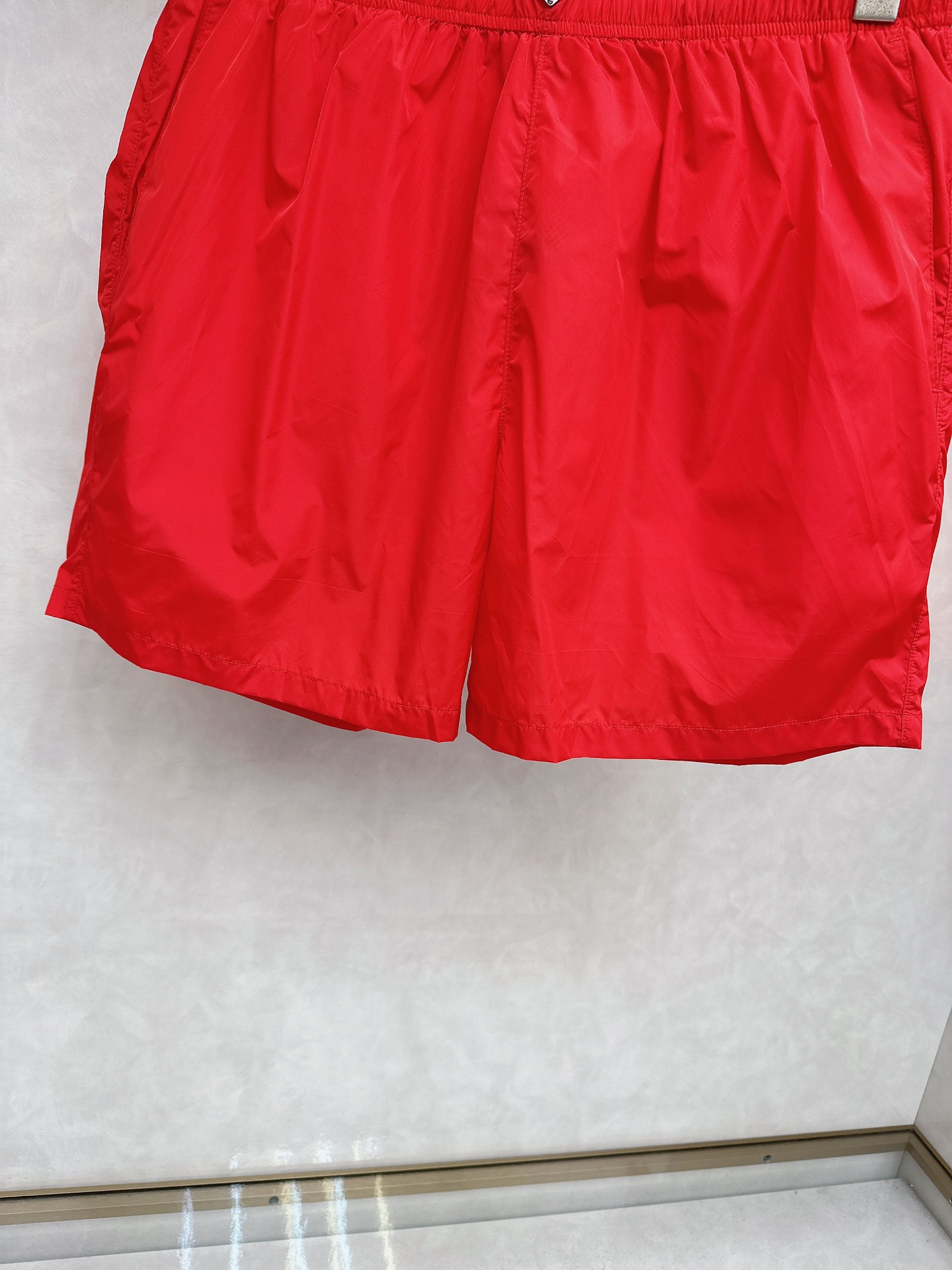  普拉达 2025夏季新款休闲短裤！官网同步发售。品牌经典LOGO休闲裤 ，定制面料，舒适度极好，手触感