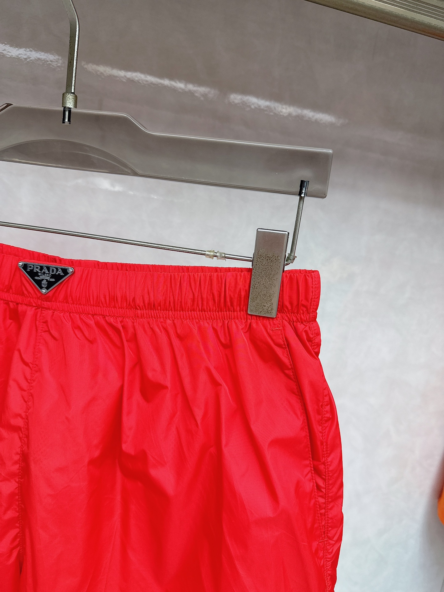  普拉达 2025夏季新款休闲短裤！官网同步发售。品牌经典LOGO休闲裤 ，定制面料，舒适度极好，手触感