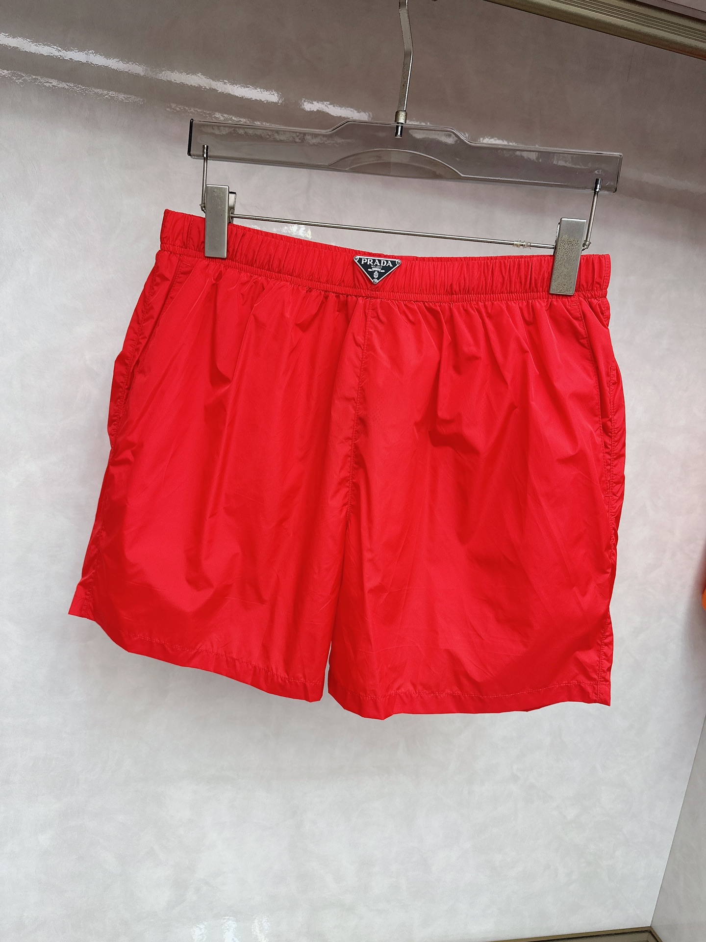  普拉达 2025夏季新款休闲短裤！官网同步发售。品牌经典LOGO休闲裤 ，定制面料，舒适度极好，手触感