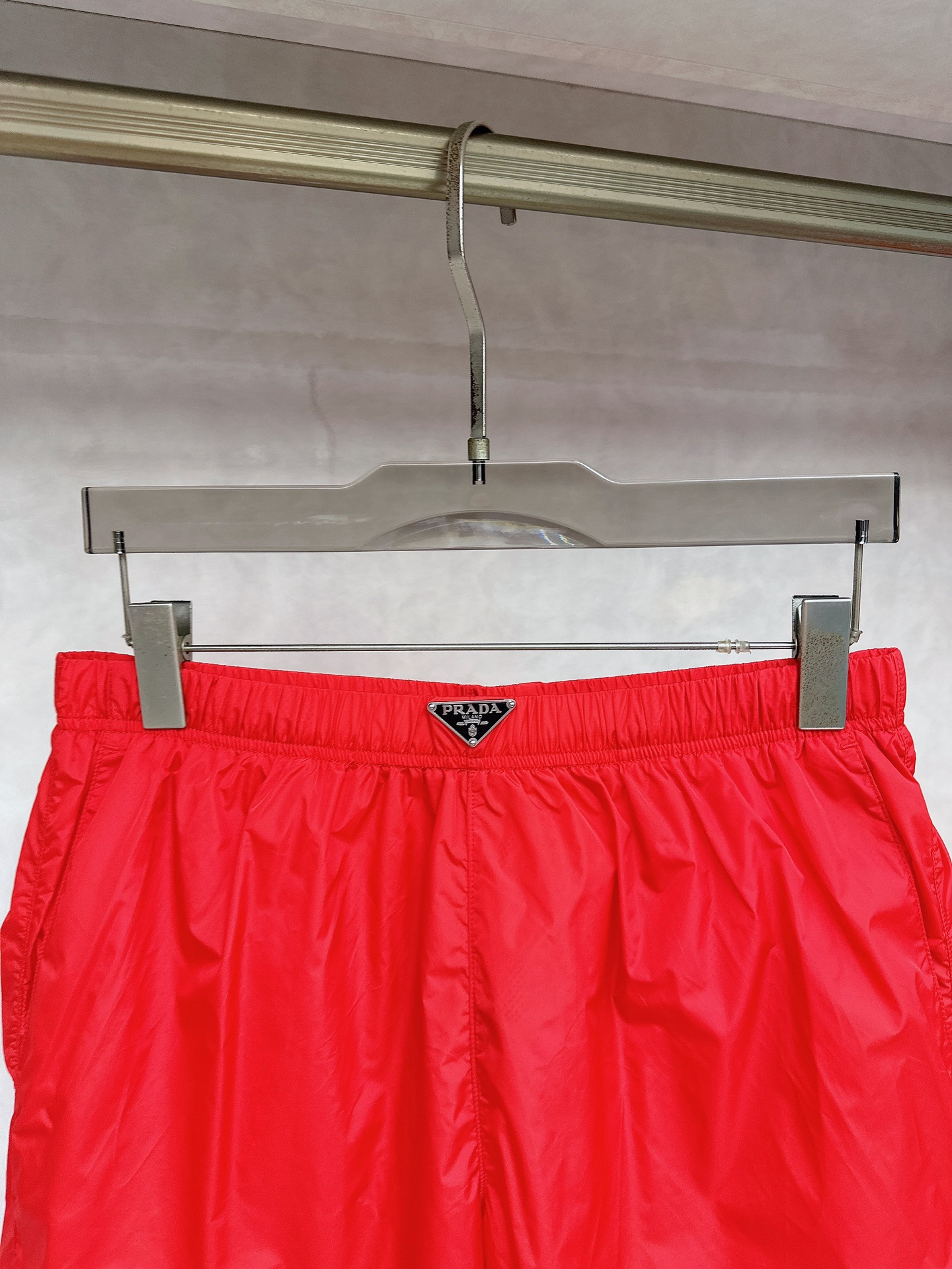  普拉达 2025夏季新款休闲短裤！官网同步发售。品牌经典LOGO休闲裤 ，定制面料，舒适度极好，手触感