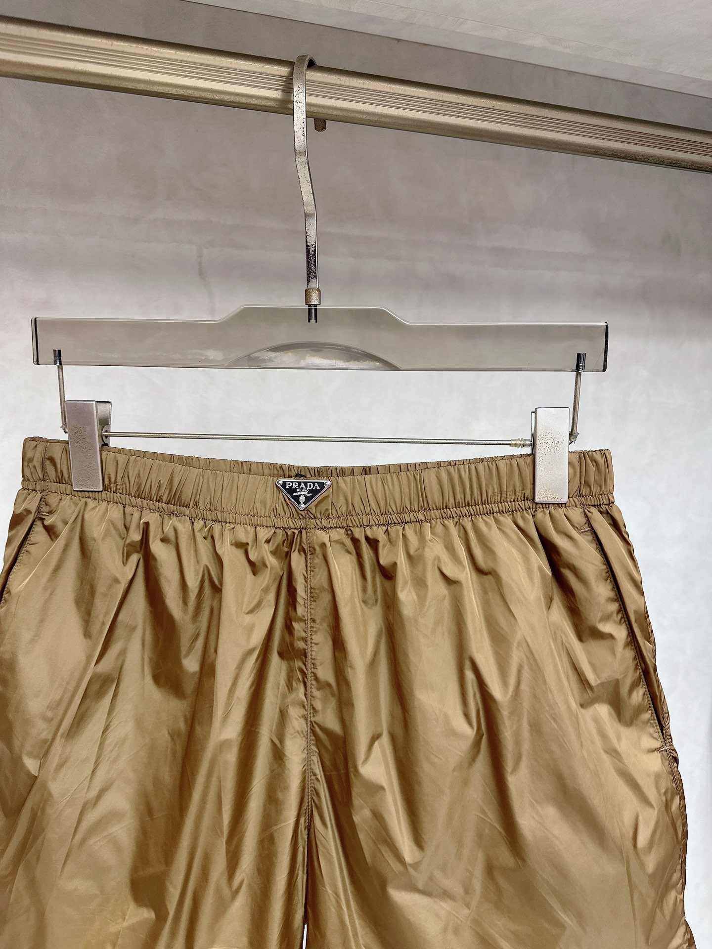  普拉达 2025夏季新款休闲短裤！官网同步发售。品牌经典LOGO休闲裤 ，定制面料，舒适度极好，手触感