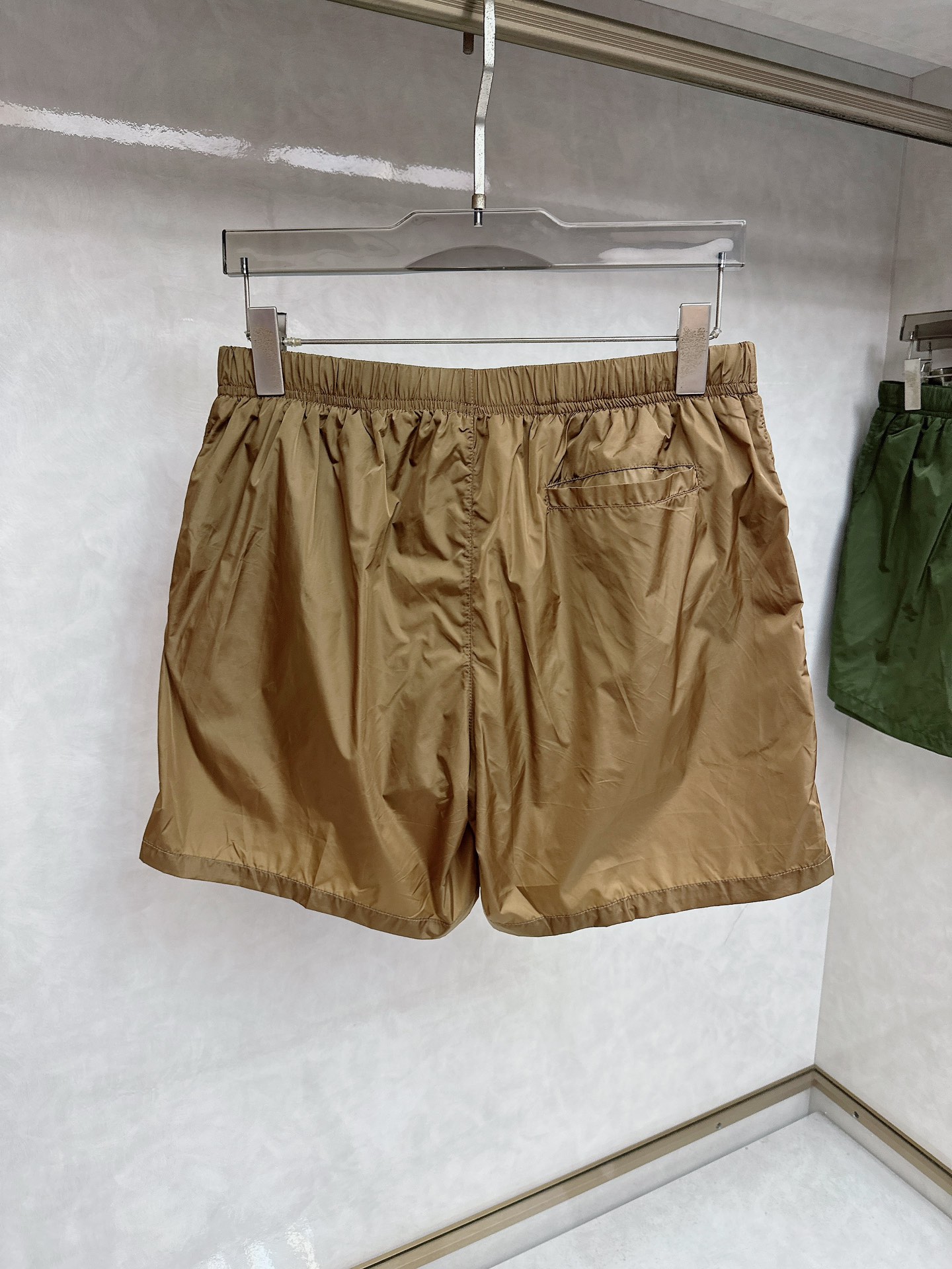  普拉达 2025夏季新款休闲短裤！官网同步发售。品牌经典LOGO休闲裤 ，定制面料，舒适度极好，手触感