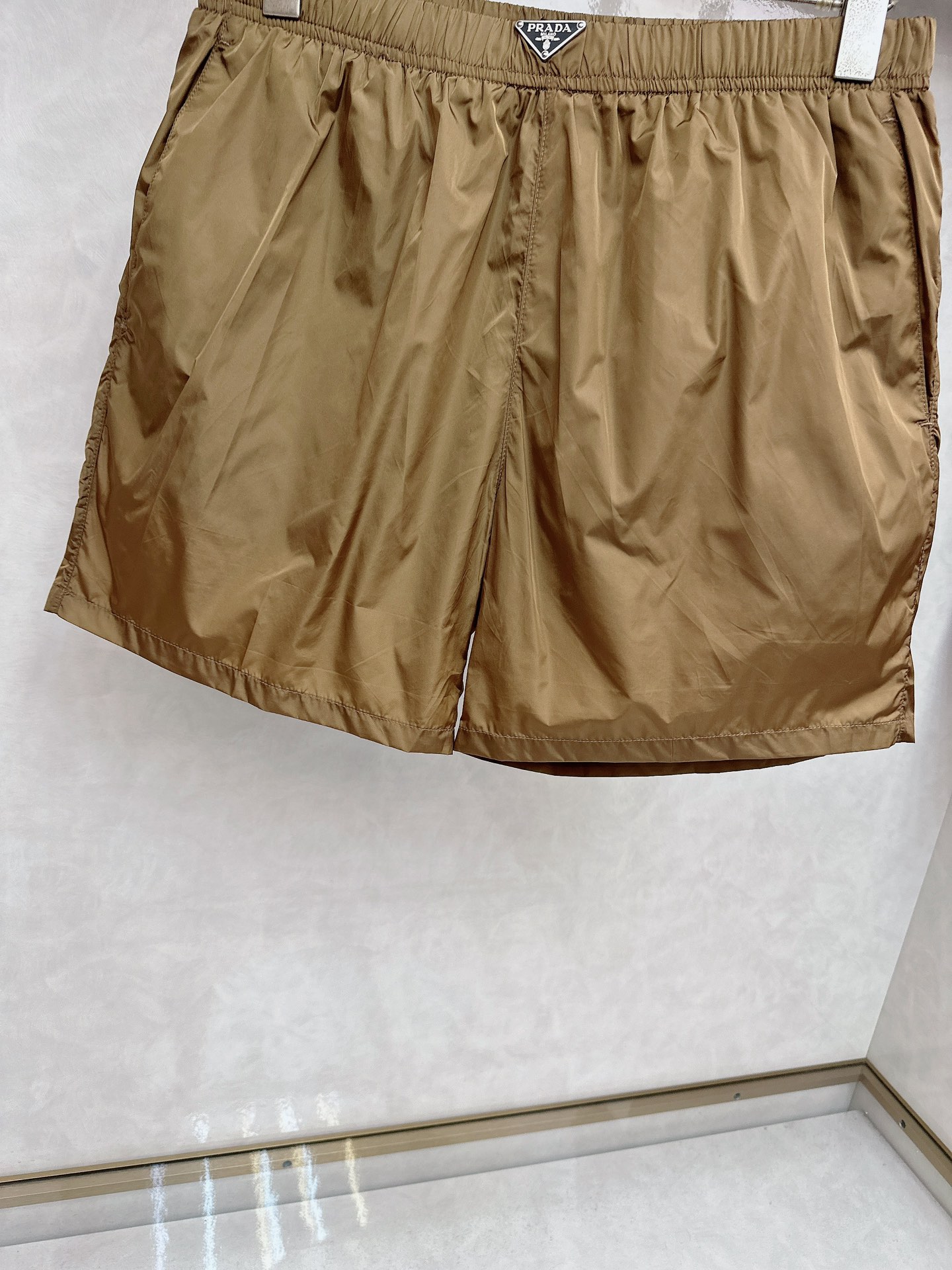  普拉达 2025夏季新款休闲短裤！官网同步发售。品牌经典LOGO休闲裤 ，定制面料，舒适度极好，手触感