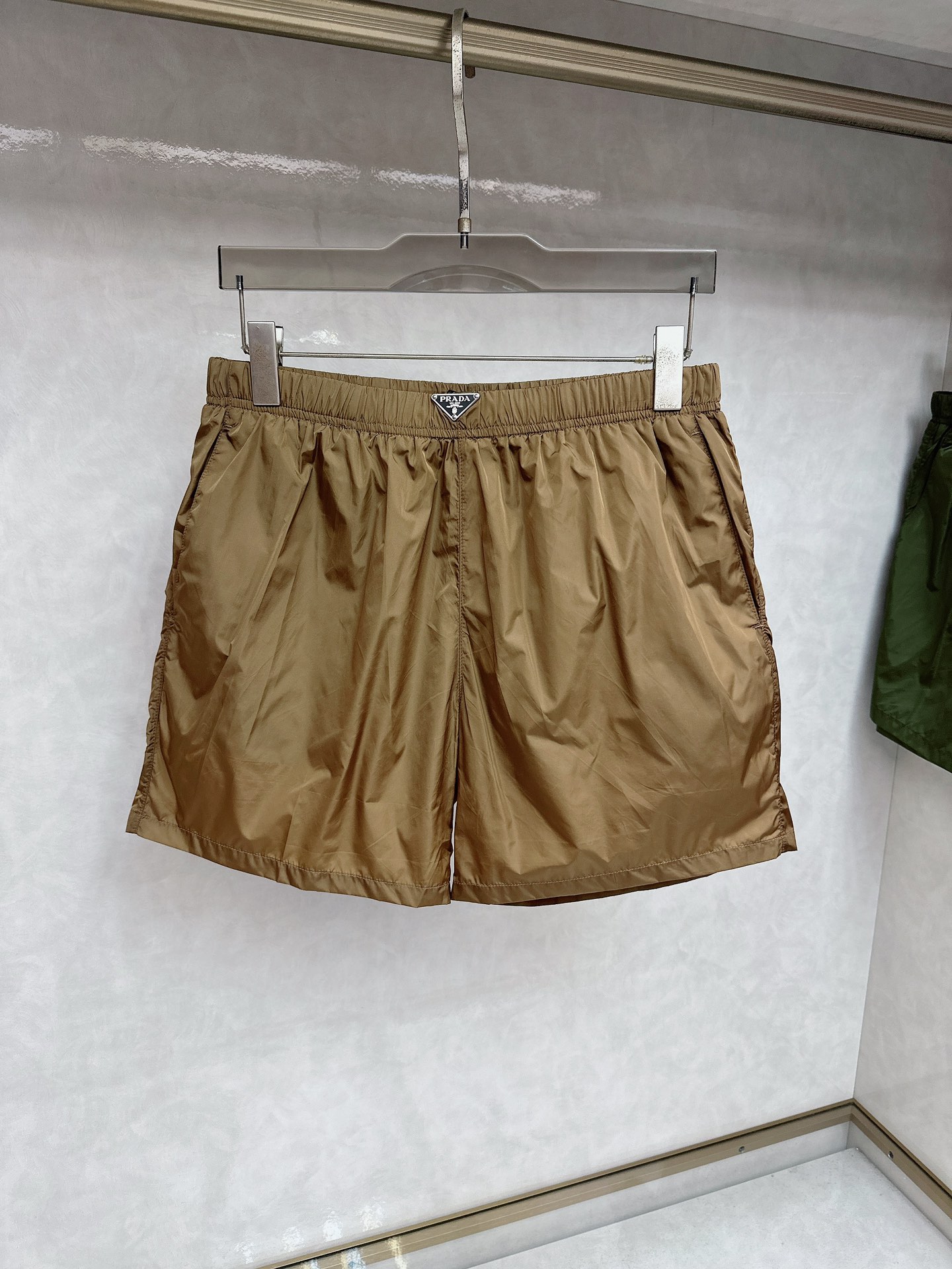  普拉达 2025夏季新款休闲短裤！官网同步发售。品牌经典LOGO休闲裤 ，定制面料，舒适度极好，手触感