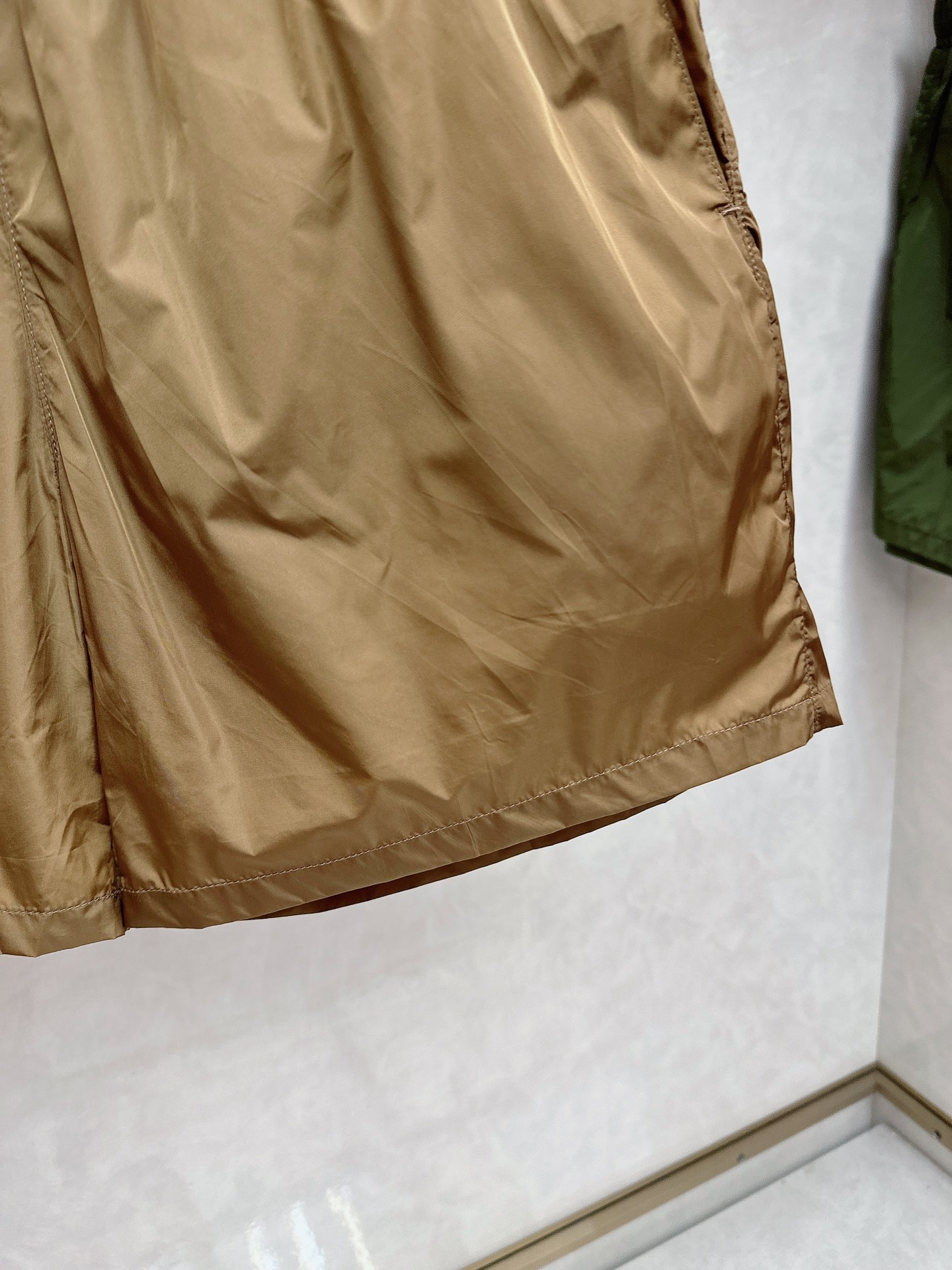  普拉达 2025夏季新款休闲短裤！官网同步发售。品牌经典LOGO休闲裤 ，定制面料，舒适度极好，手触感