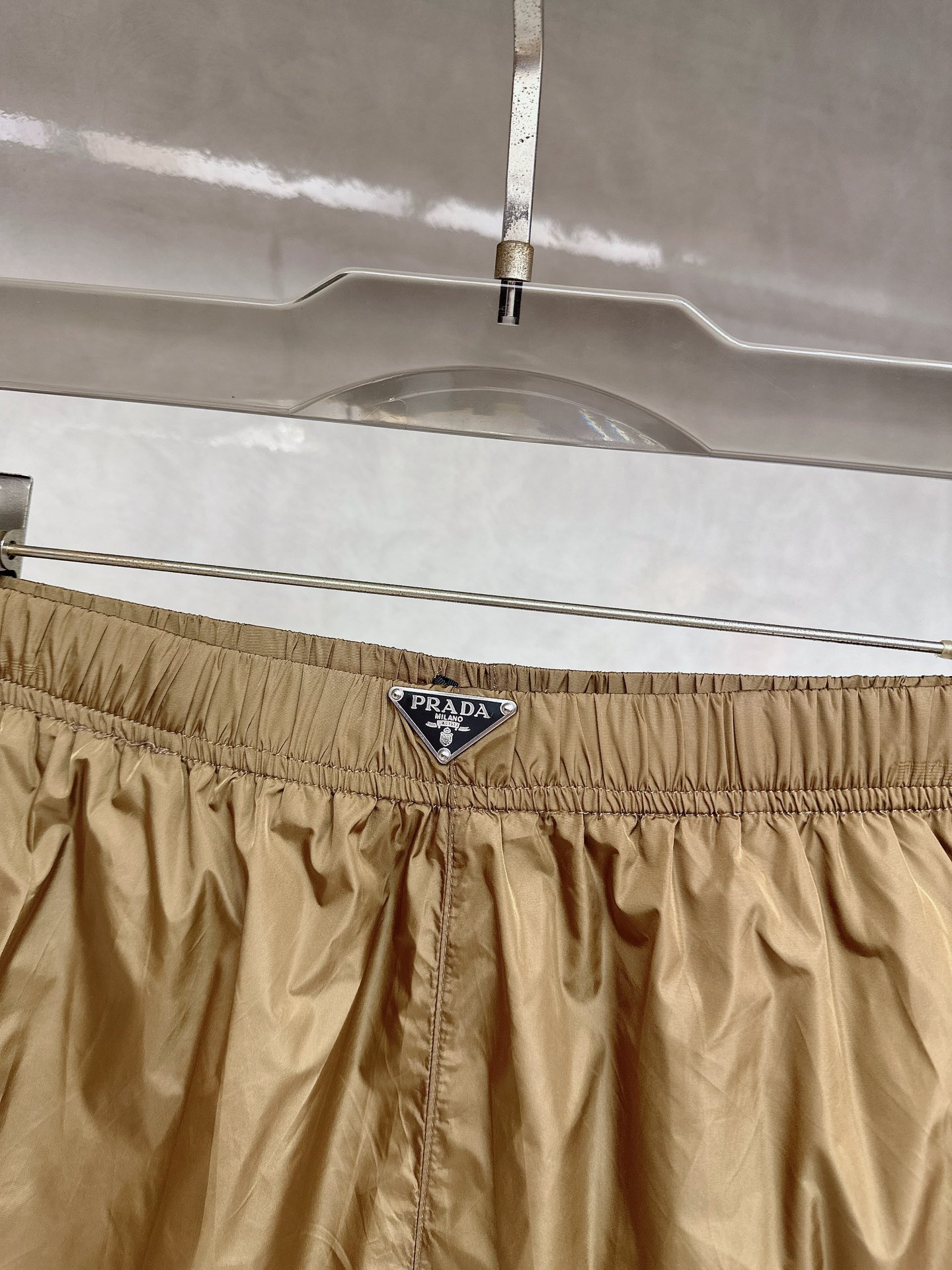  普拉达 2025夏季新款休闲短裤！官网同步发售。品牌经典LOGO休闲裤 ，定制面料，舒适度极好，手触感