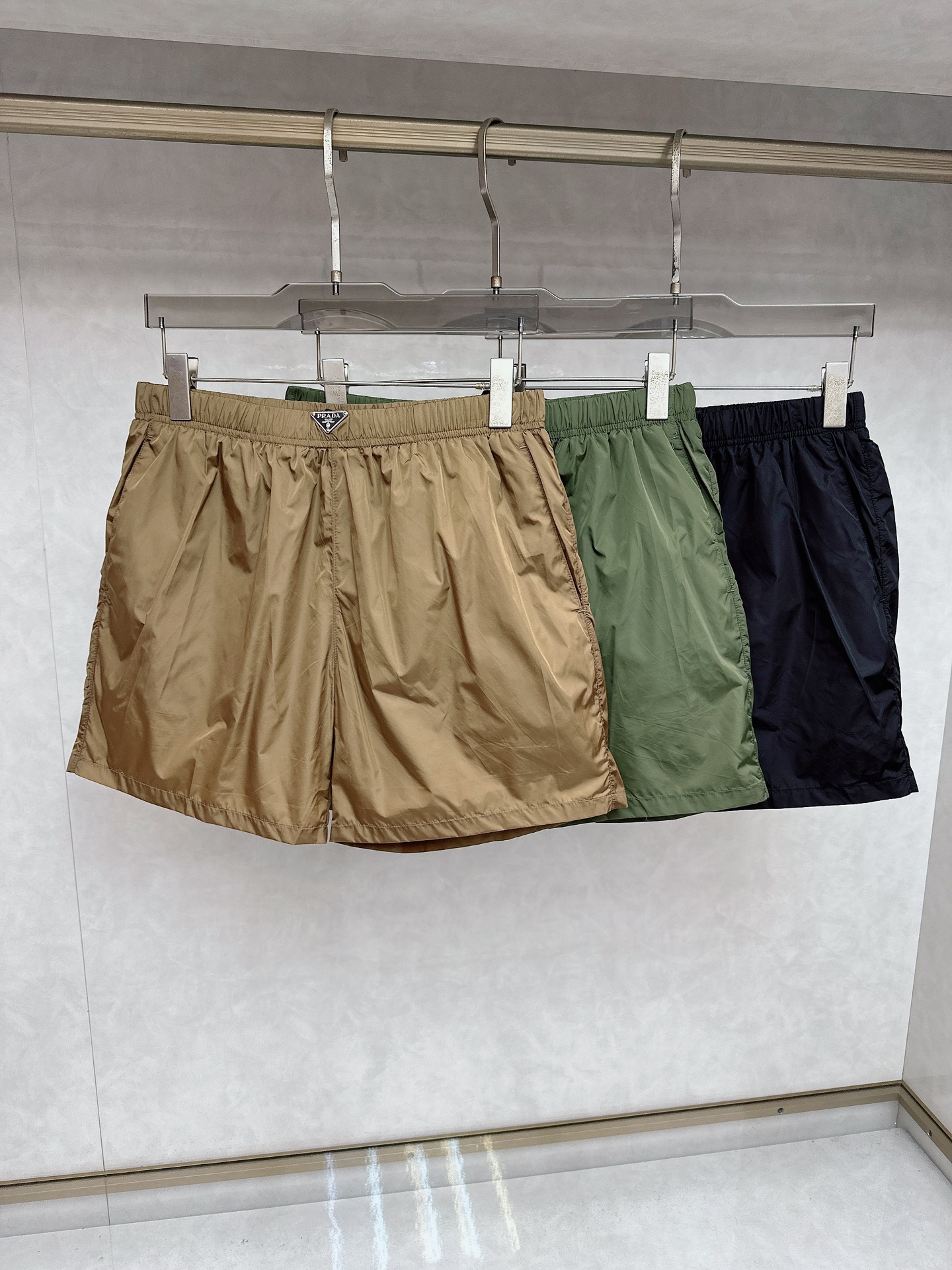  普拉达 2025夏季新款休闲短裤！官网同步发售。品牌经典LOGO休闲裤 ，定制面料，舒适度极好，手触感