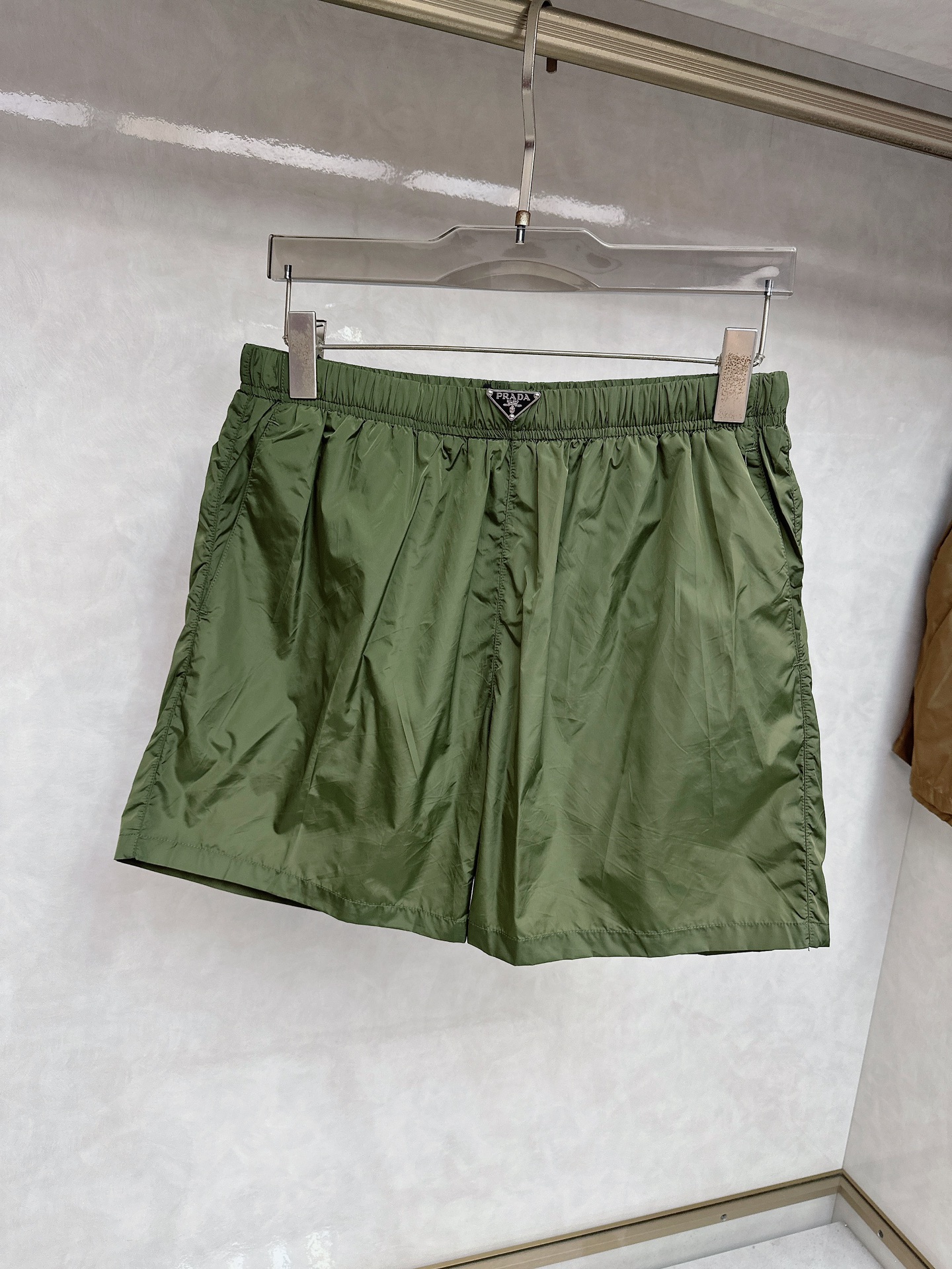  普拉达 2025夏季新款休闲短裤！官网同步发售。品牌经典LOGO休闲裤 ，定制面料，舒适度极好，手触感