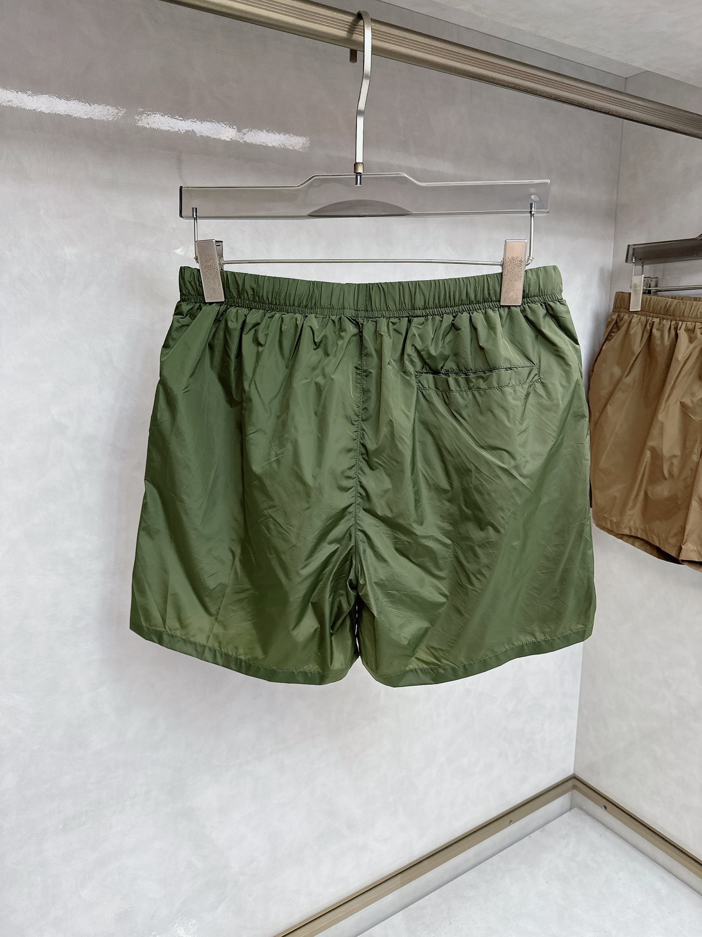  普拉达 2025夏季新款休闲短裤！官网同步发售。品牌经典LOGO休闲裤 ，定制面料，舒适度极好，手触感