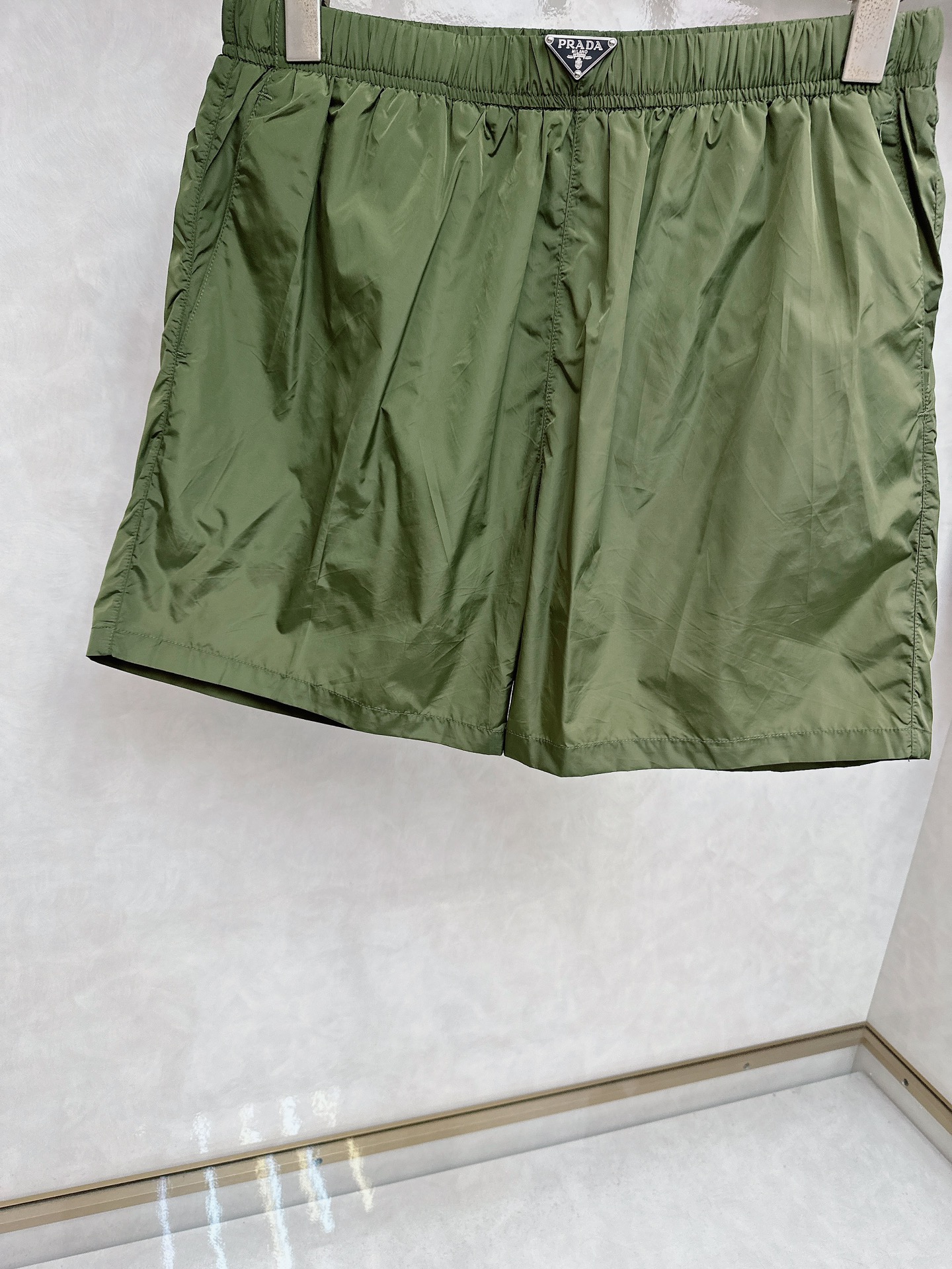  普拉达 2025夏季新款休闲短裤！官网同步发售。品牌经典LOGO休闲裤 ，定制面料，舒适度极好，手触感