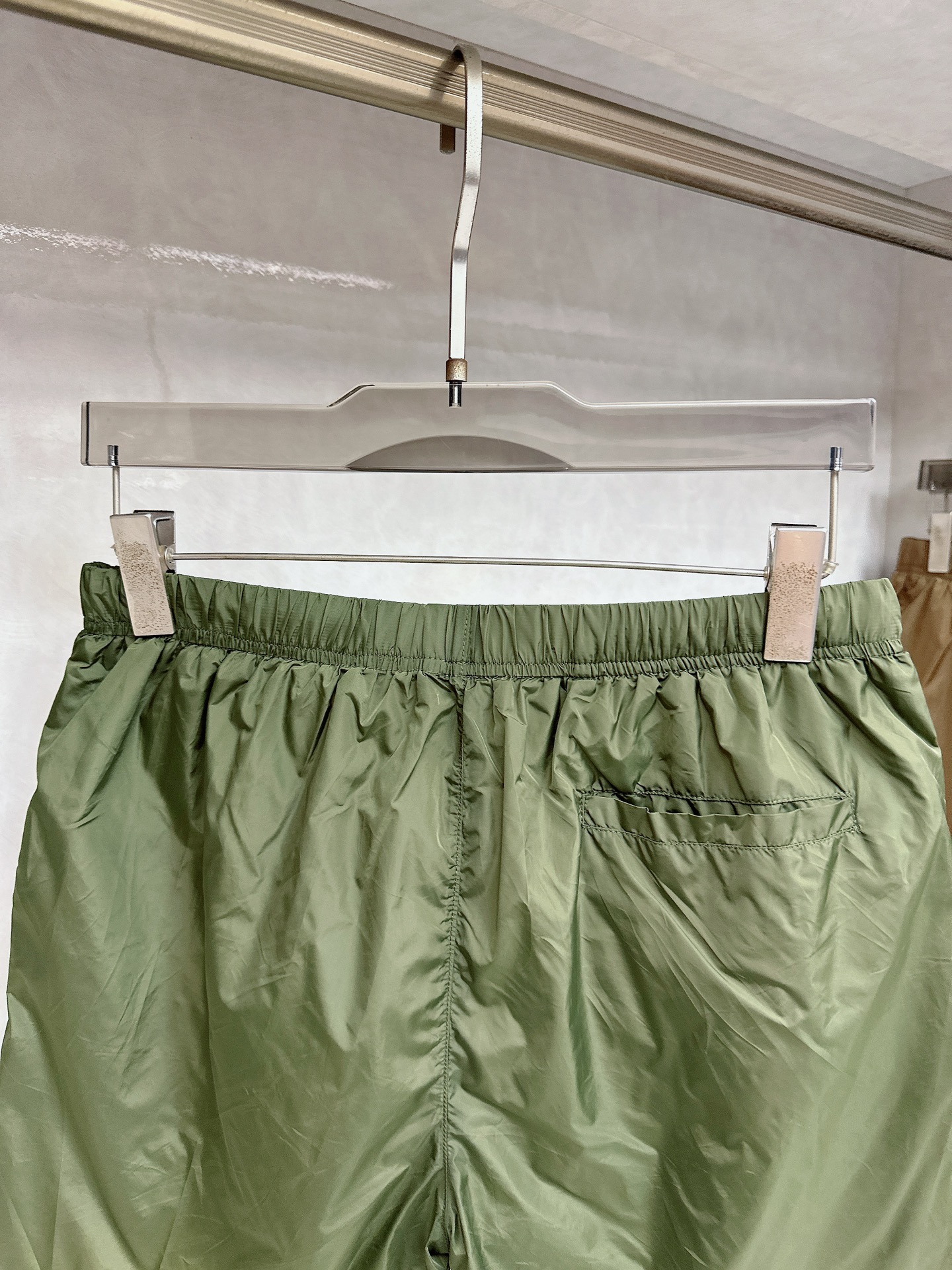  普拉达 2025夏季新款休闲短裤！官网同步发售。品牌经典LOGO休闲裤 ，定制面料，舒适度极好，手触感