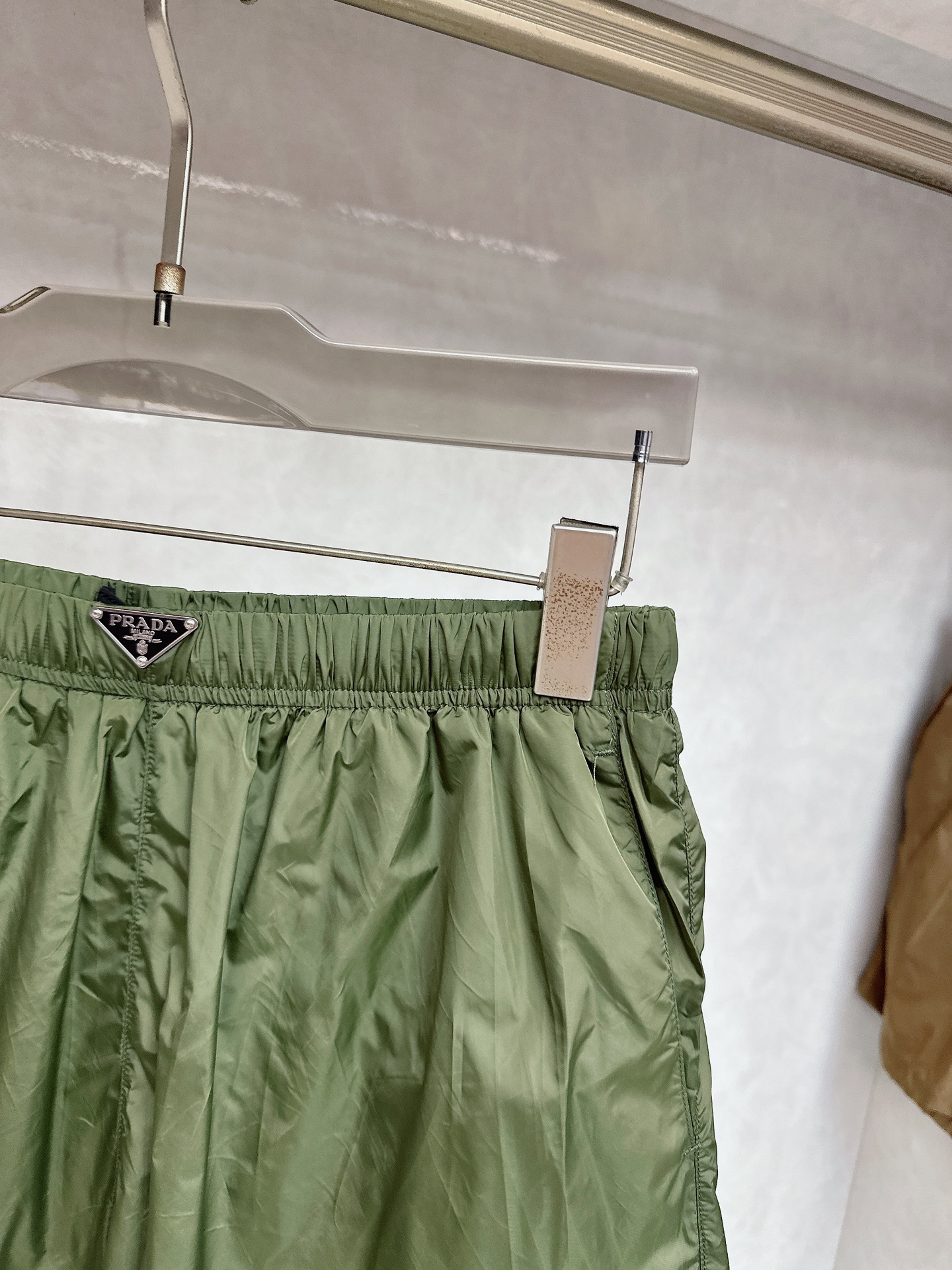  普拉达 2025夏季新款休闲短裤！官网同步发售。品牌经典LOGO休闲裤 ，定制面料，舒适度极好，手触感