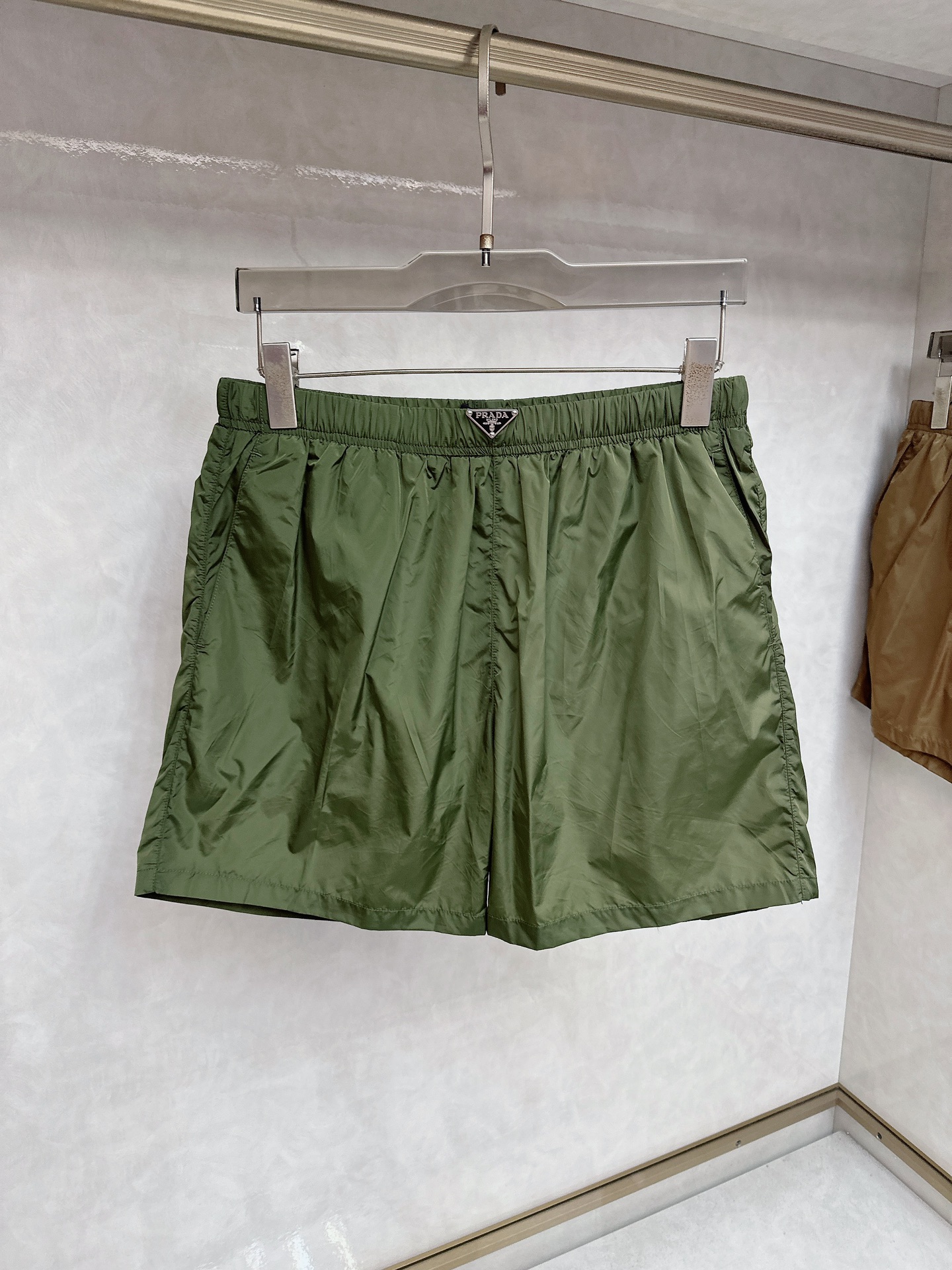  普拉达 2025夏季新款休闲短裤！官网同步发售。品牌经典LOGO休闲裤 ，定制面料，舒适度极好，手触感