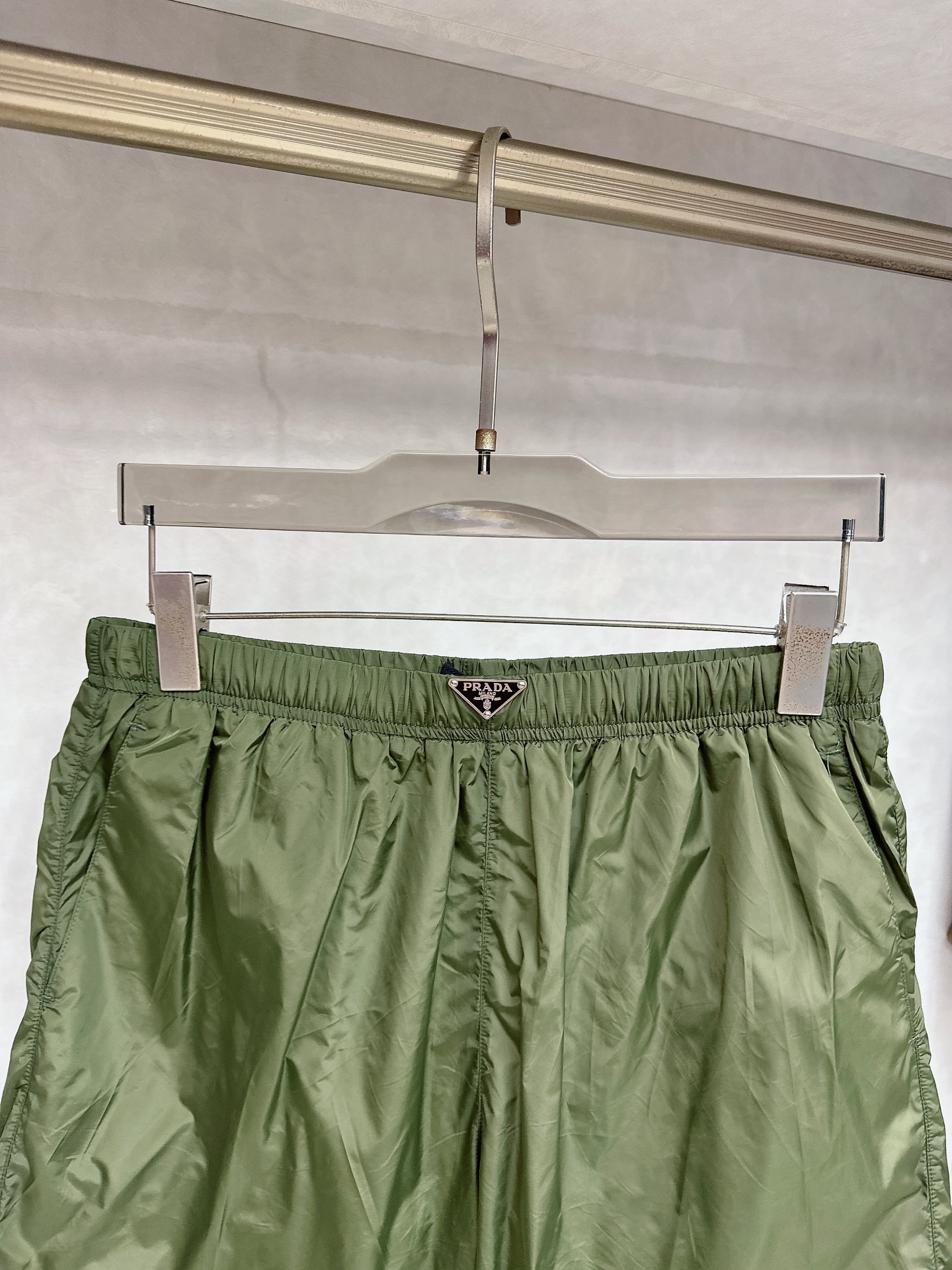  普拉达 2025夏季新款休闲短裤！官网同步发售。品牌经典LOGO休闲裤 ，定制面料，舒适度极好，手触感