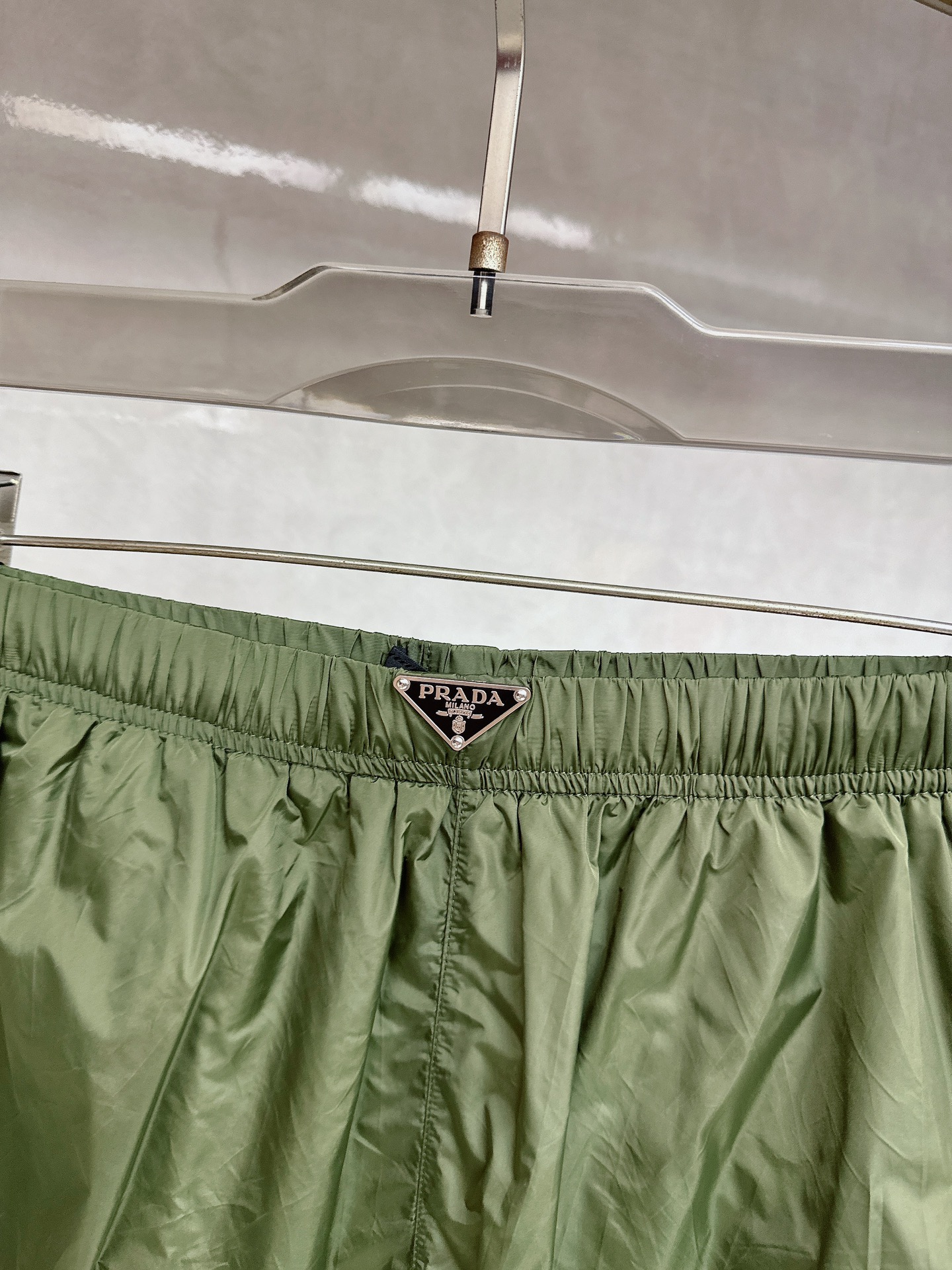  普拉达 2025夏季新款休闲短裤！官网同步发售。品牌经典LOGO休闲裤 ，定制面料，舒适度极好，手触感