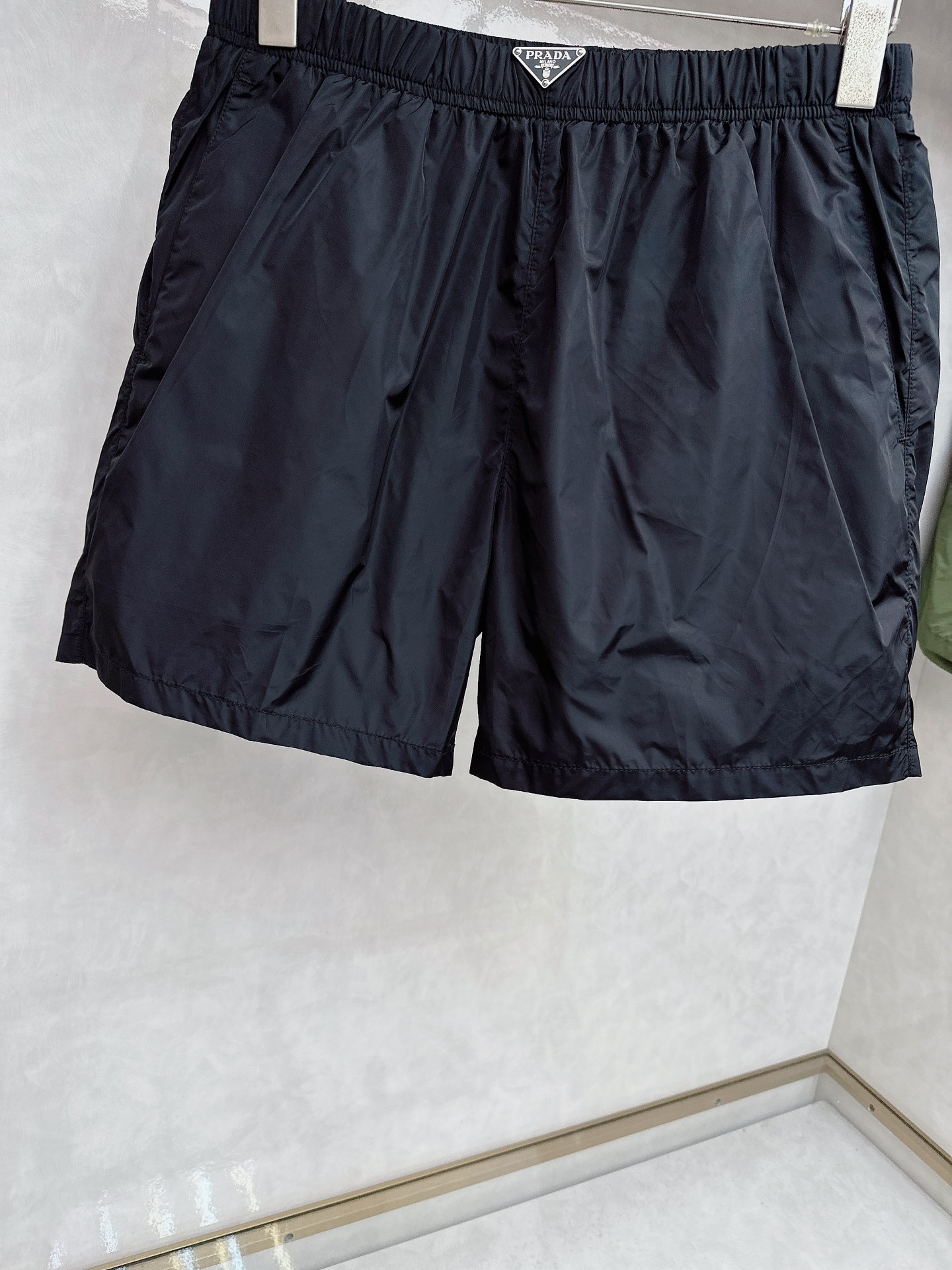  普拉达 2025夏季新款休闲短裤！官网同步发售。品牌经典LOGO休闲裤 ，定制面料，舒适度极好，手触感