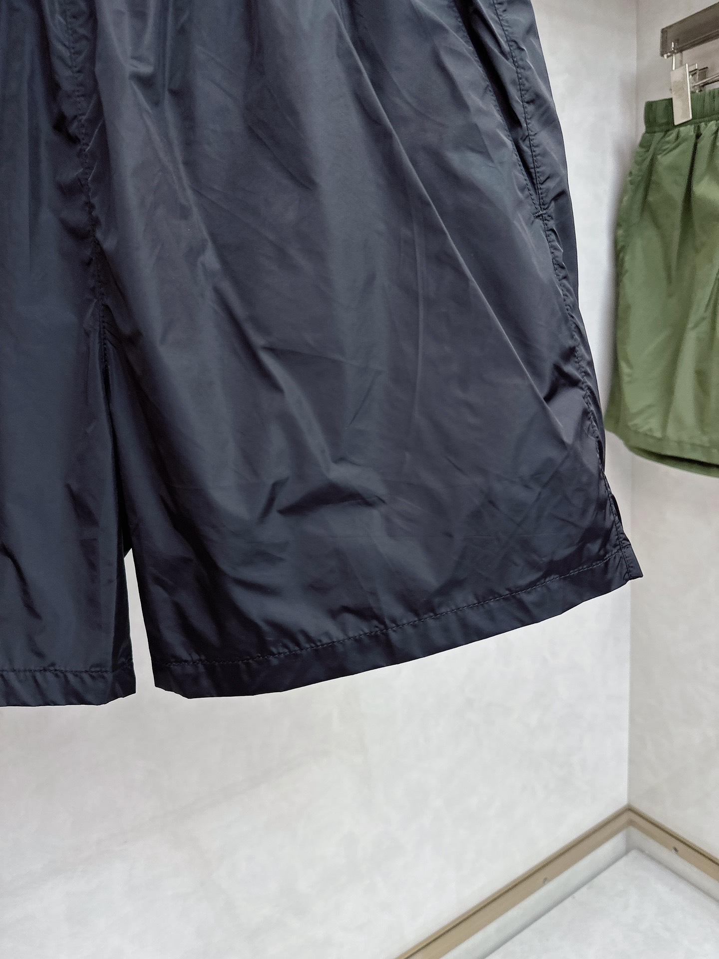  普拉达 2025夏季新款休闲短裤！官网同步发售。品牌经典LOGO休闲裤 ，定制面料，舒适度极好，手触感