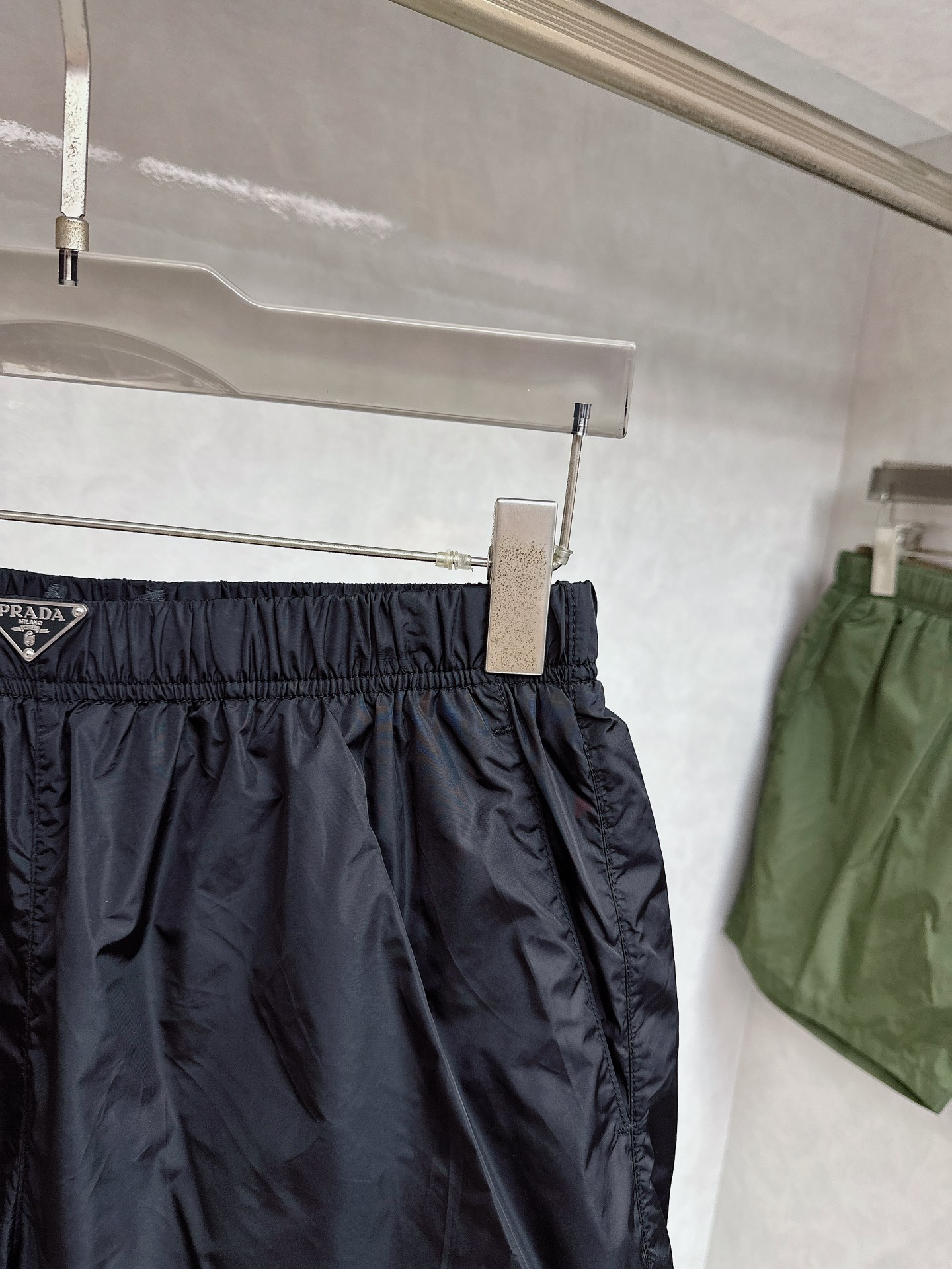  普拉达 2025夏季新款休闲短裤！官网同步发售。品牌经典LOGO休闲裤 ，定制面料，舒适度极好，手触感