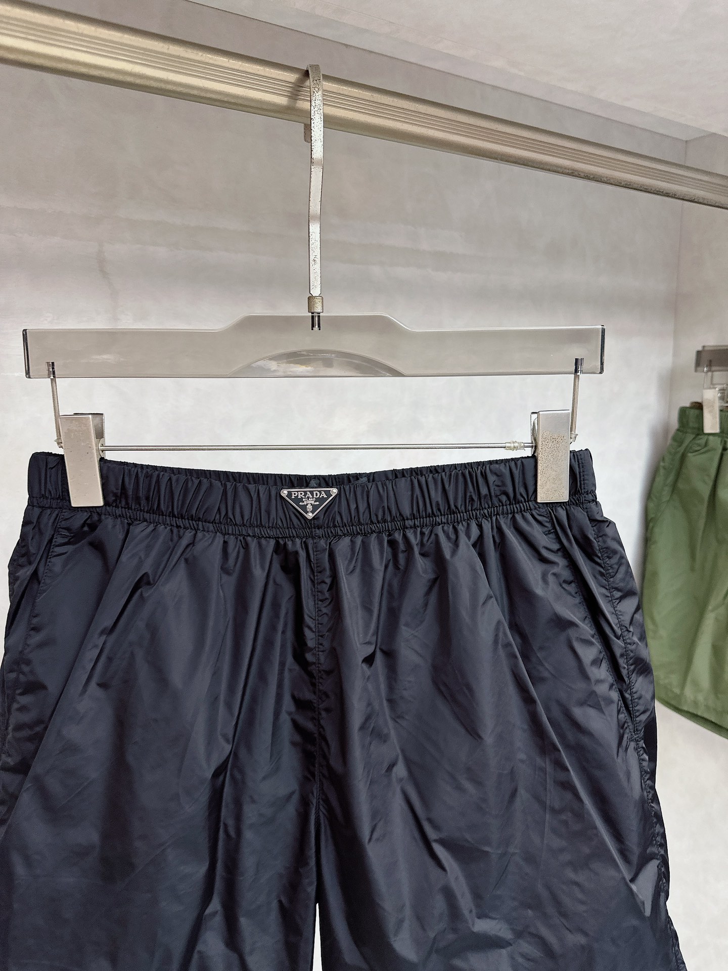  普拉达 2025夏季新款休闲短裤！官网同步发售。品牌经典LOGO休闲裤 ，定制面料，舒适度极好，手触感