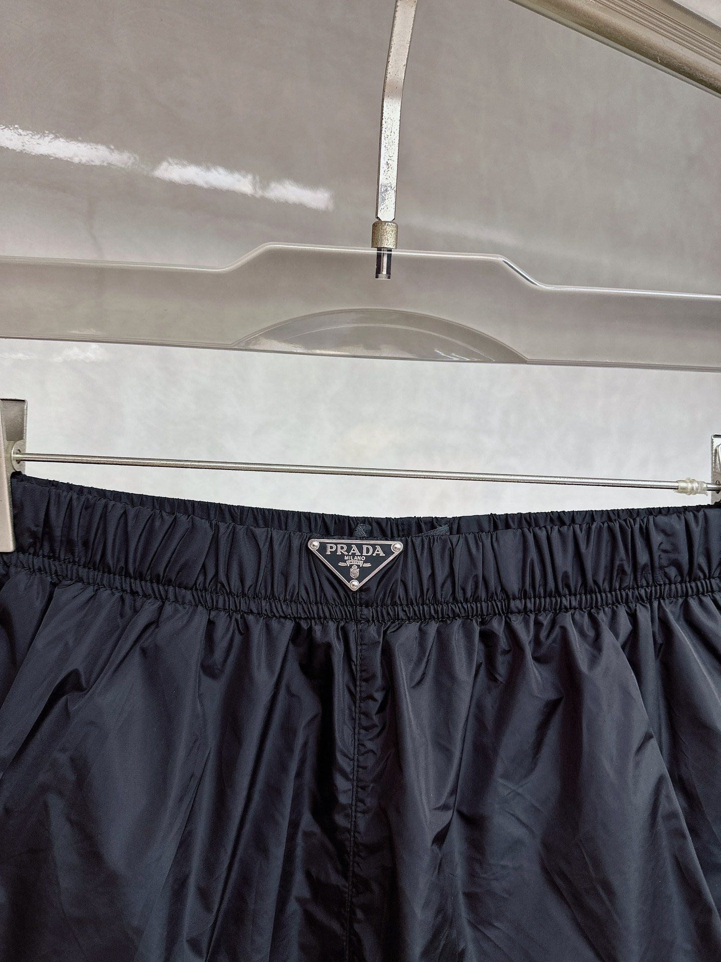  普拉达 2025夏季新款休闲短裤！官网同步发售。品牌经典LOGO休闲裤 ，定制面料，舒适度极好，手触感