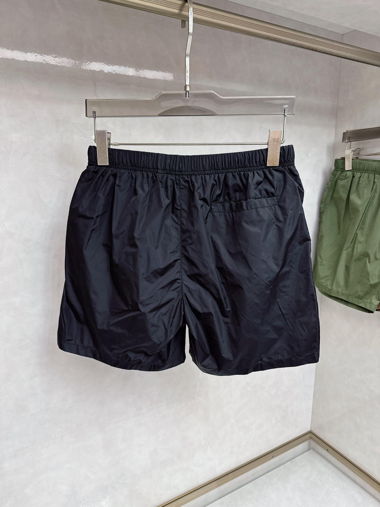  普拉达 2025夏季新款休闲短裤！官网同步发售。品牌经典LOGO休闲裤 ，定制面料，舒适度极好，手触感