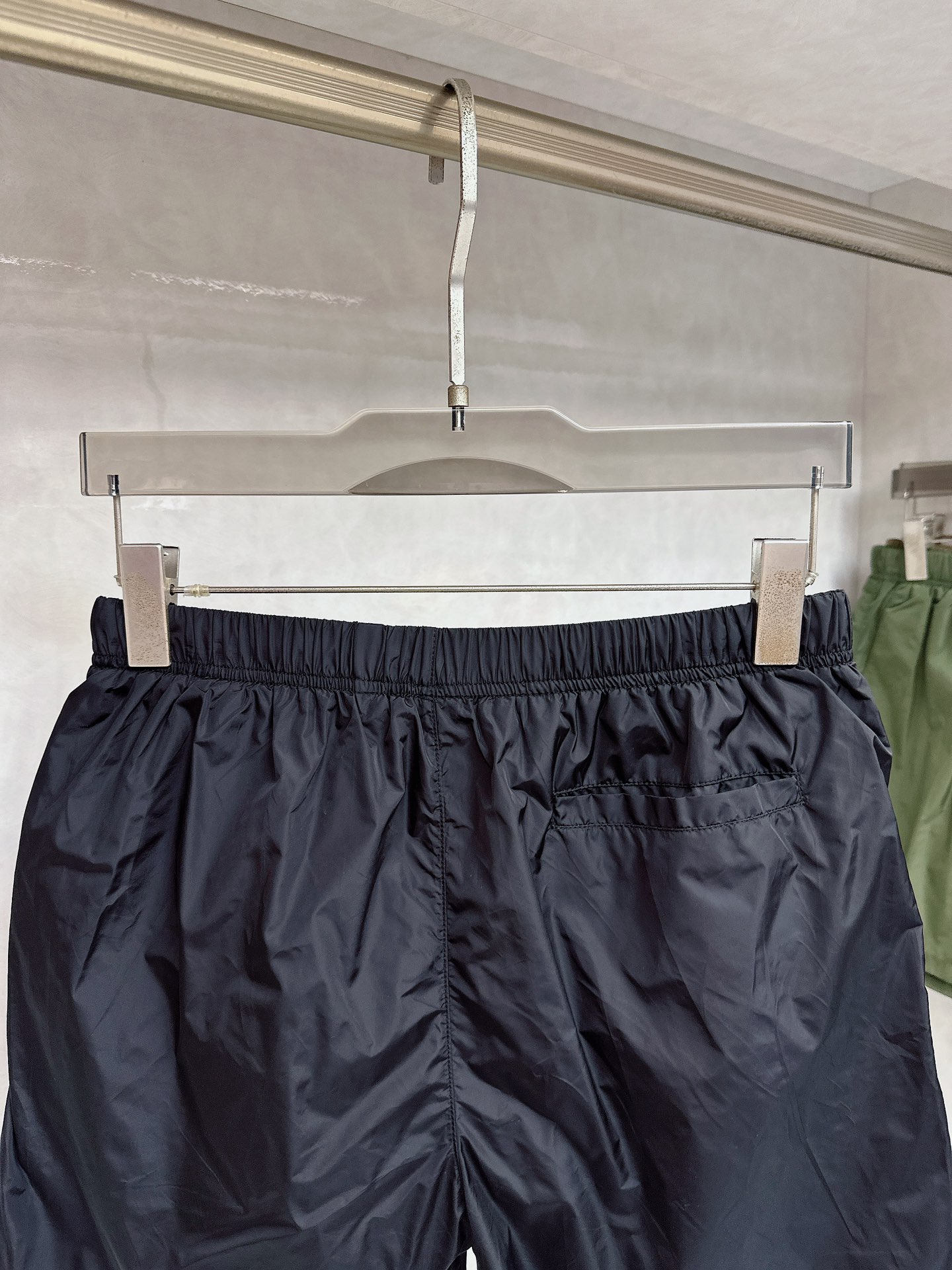  普拉达 2025夏季新款休闲短裤！官网同步发售。品牌经典LOGO休闲裤 ，定制面料，舒适度极好，手触感