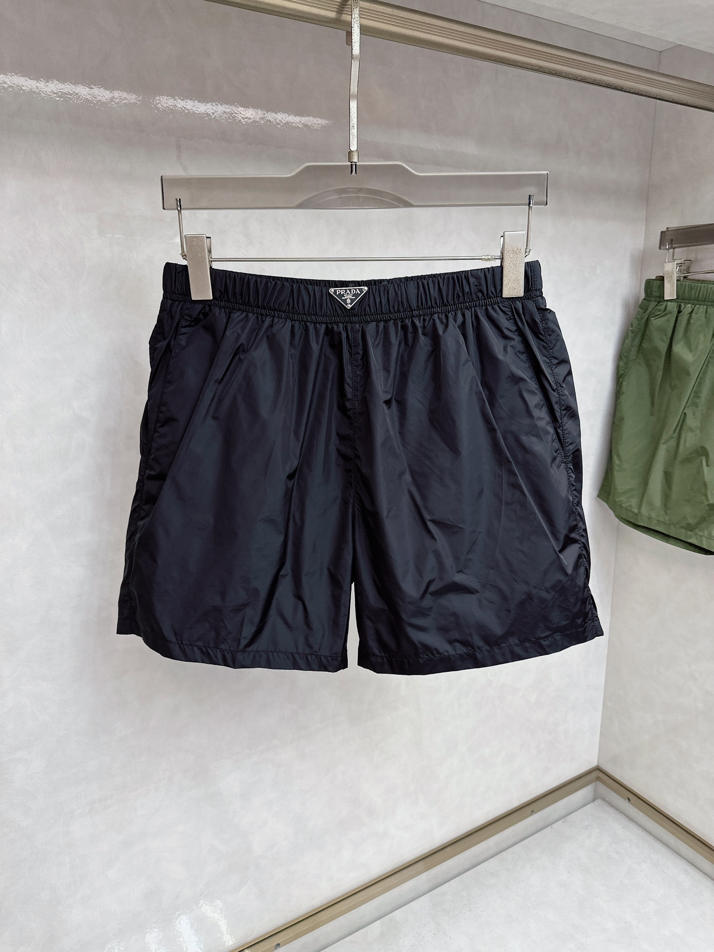  普拉达 2025夏季新款休闲短裤！官网同步发售。品牌经典LOGO休闲裤 ，定制面料，舒适度极好，手触感