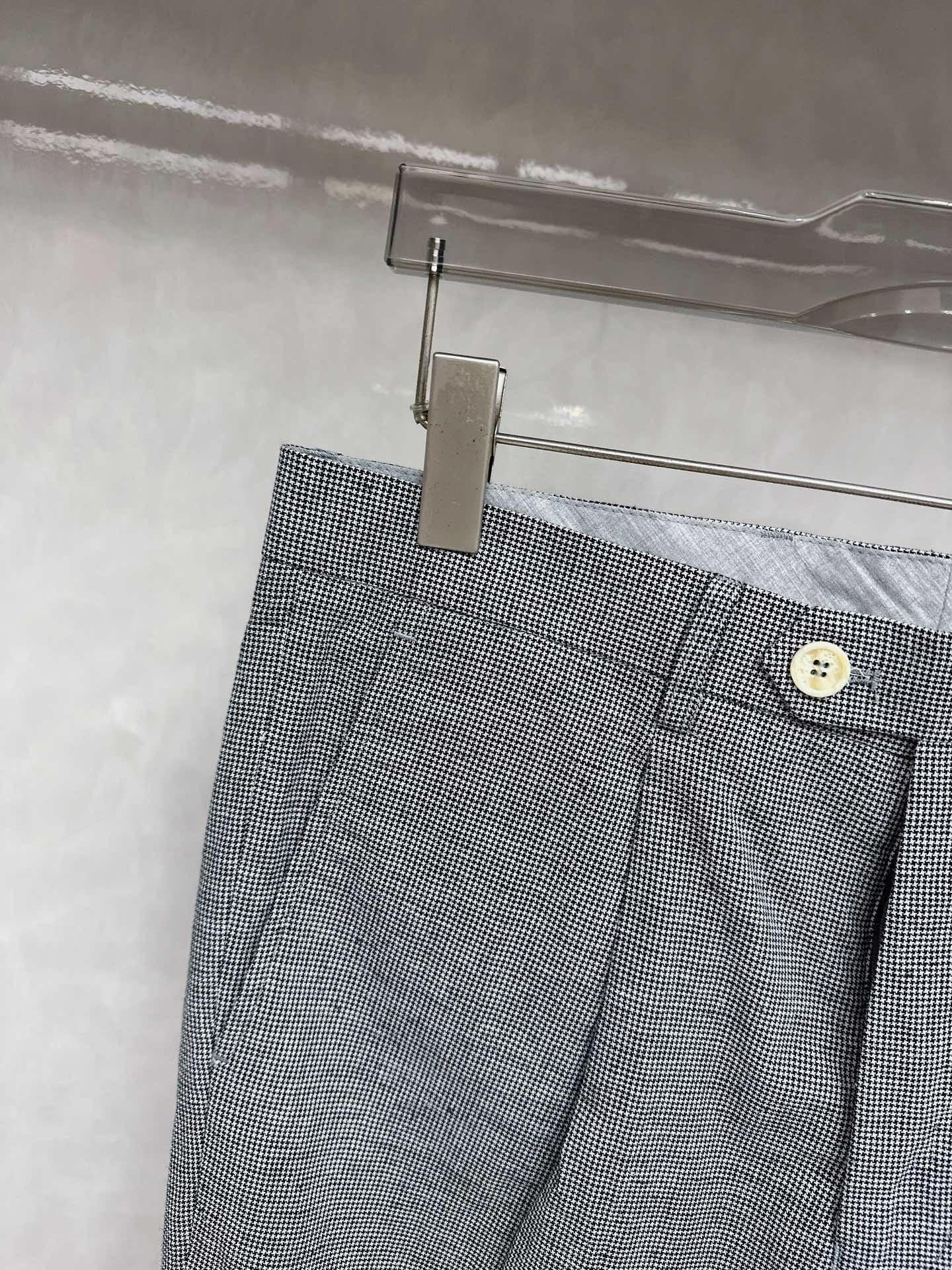  BC 2025夏装新品，官网同步有售，男士高端商务休闲西裤，高端进口面料，带弹力，后兜采用今年最新款五