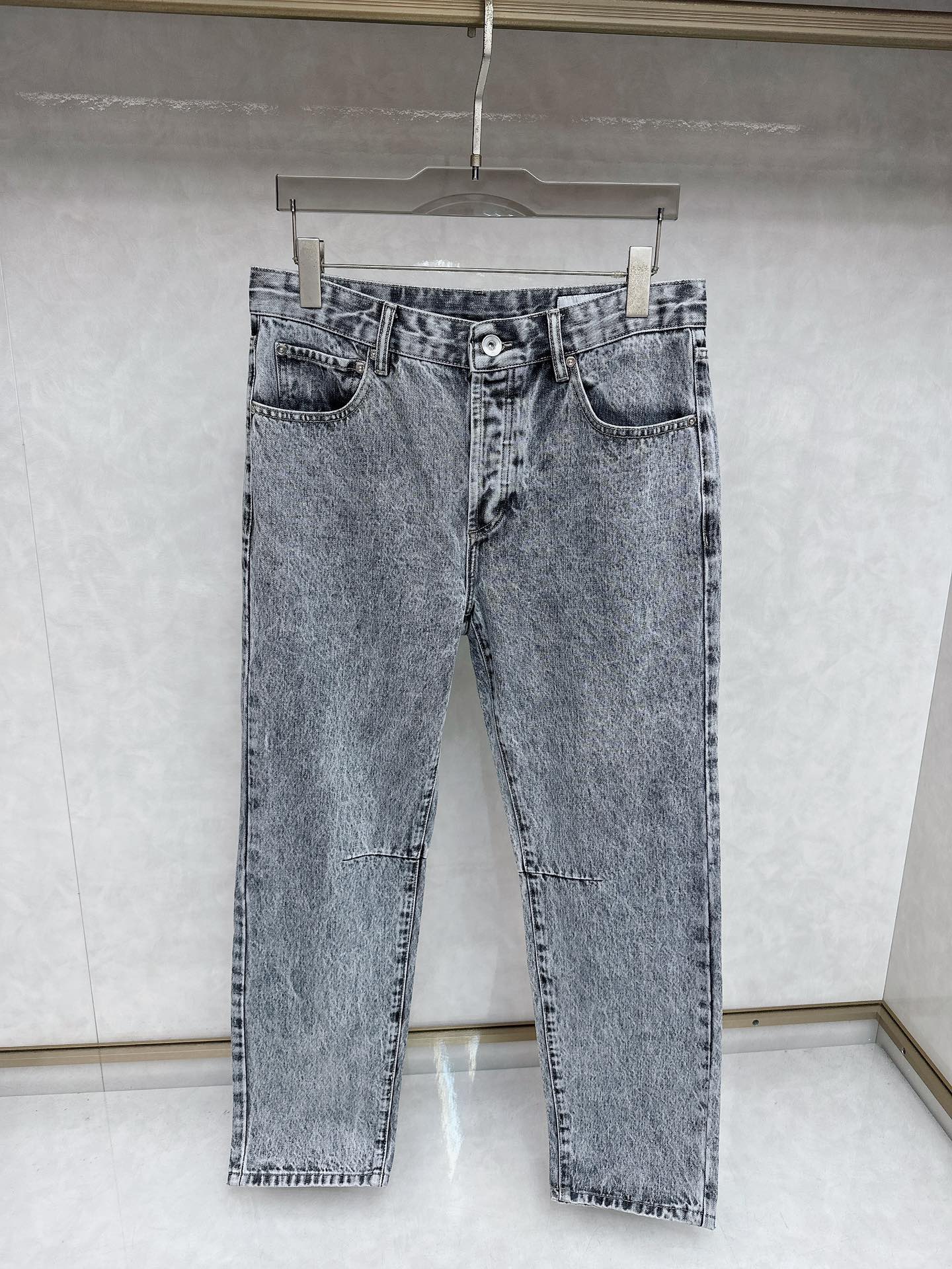  BC 25新款五口袋灰色牛仔裤，🍒这款牛仔裤采用灰色牛仔布面料制作而成，门禁纽扣开合，后腰头有BC家独