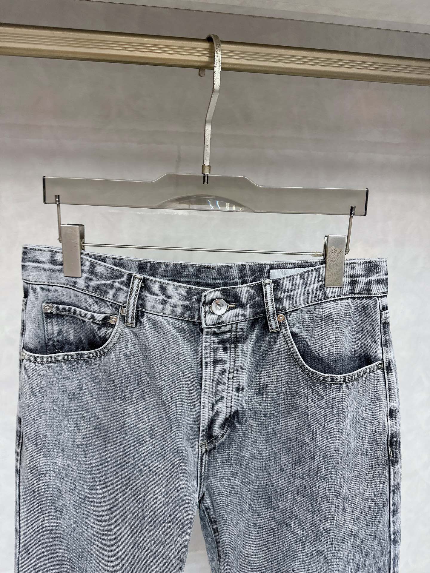  BC 25新款五口袋灰色牛仔裤，🍒这款牛仔裤采用灰色牛仔布面料制作而成，门禁纽扣开合，后腰头有BC家独