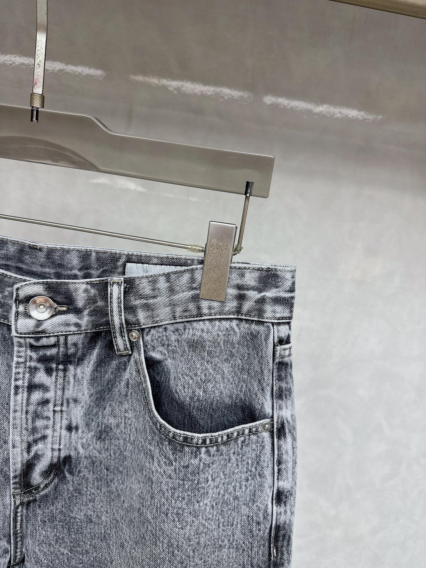  BC 25新款五口袋灰色牛仔裤，🍒这款牛仔裤采用灰色牛仔布面料制作而成，门禁纽扣开合，后腰头有BC家独