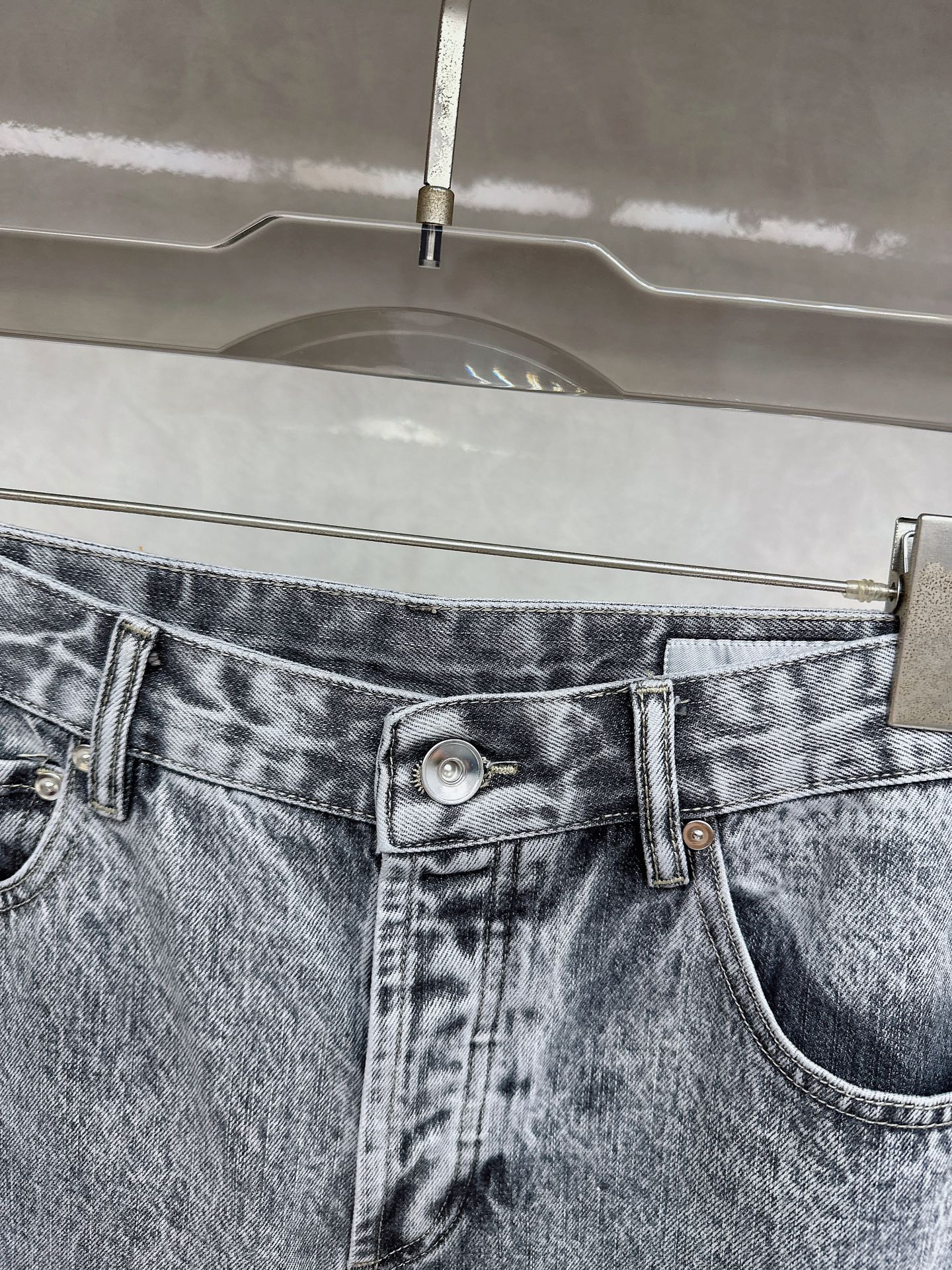  BC 25新款五口袋灰色牛仔裤，🍒这款牛仔裤采用灰色牛仔布面料制作而成，门禁纽扣开合，后腰头有BC家独