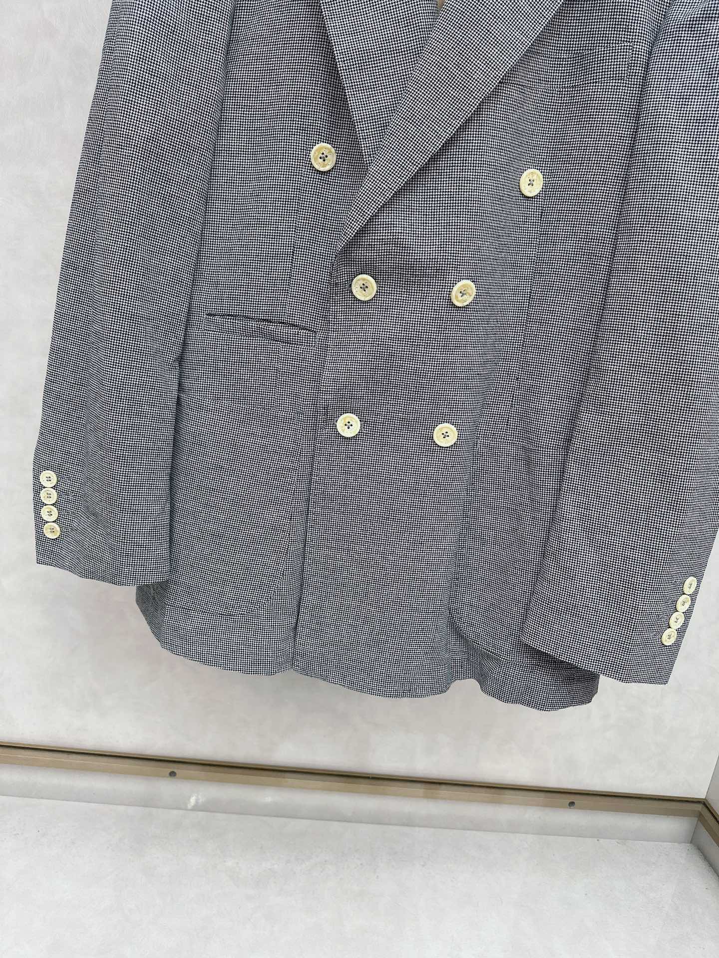   BC 25SS新款海报款灰色格纹🍒这款采用70%天丝 30%亚麻混纺面料威尔士格纹面料制作而成，这套